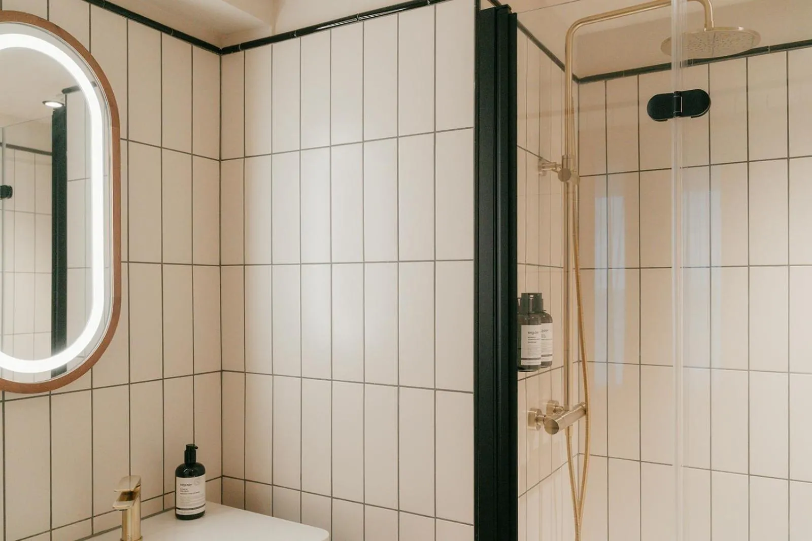 Shower in Via Antwerp