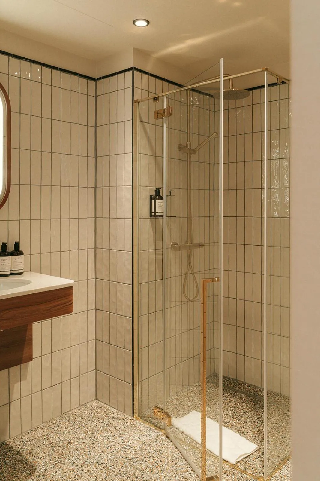 Shower in Via Antwerp