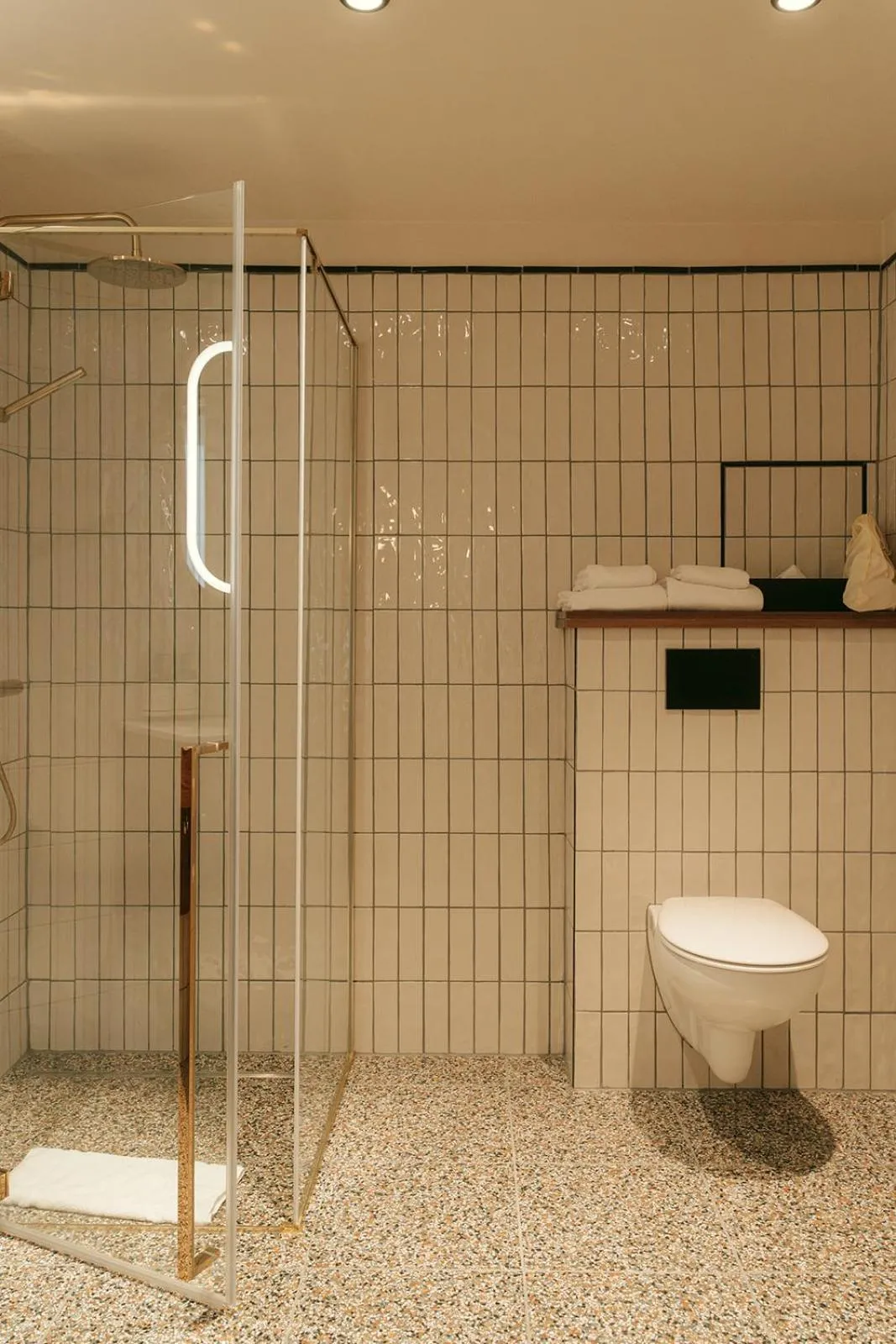 Shower in Via Antwerp