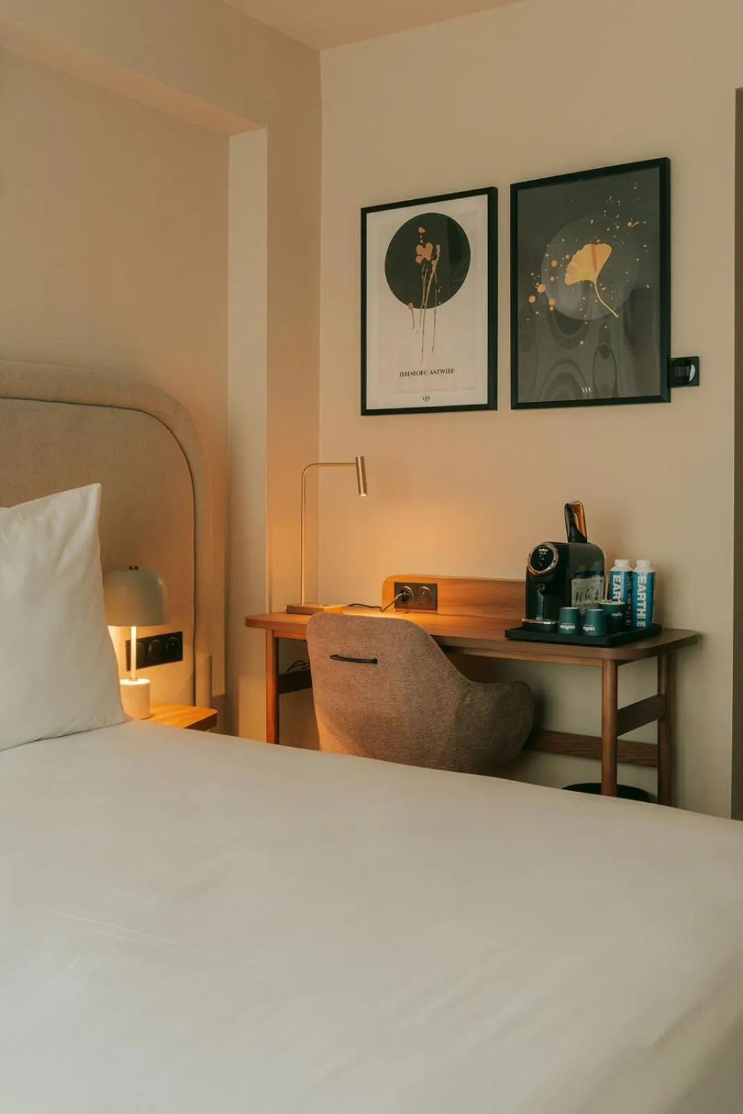 Seating area, Bed in Via Antwerp