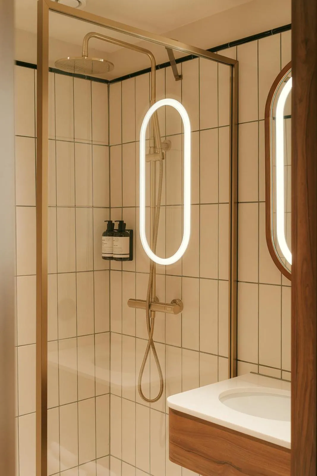 Shower in Via Antwerp