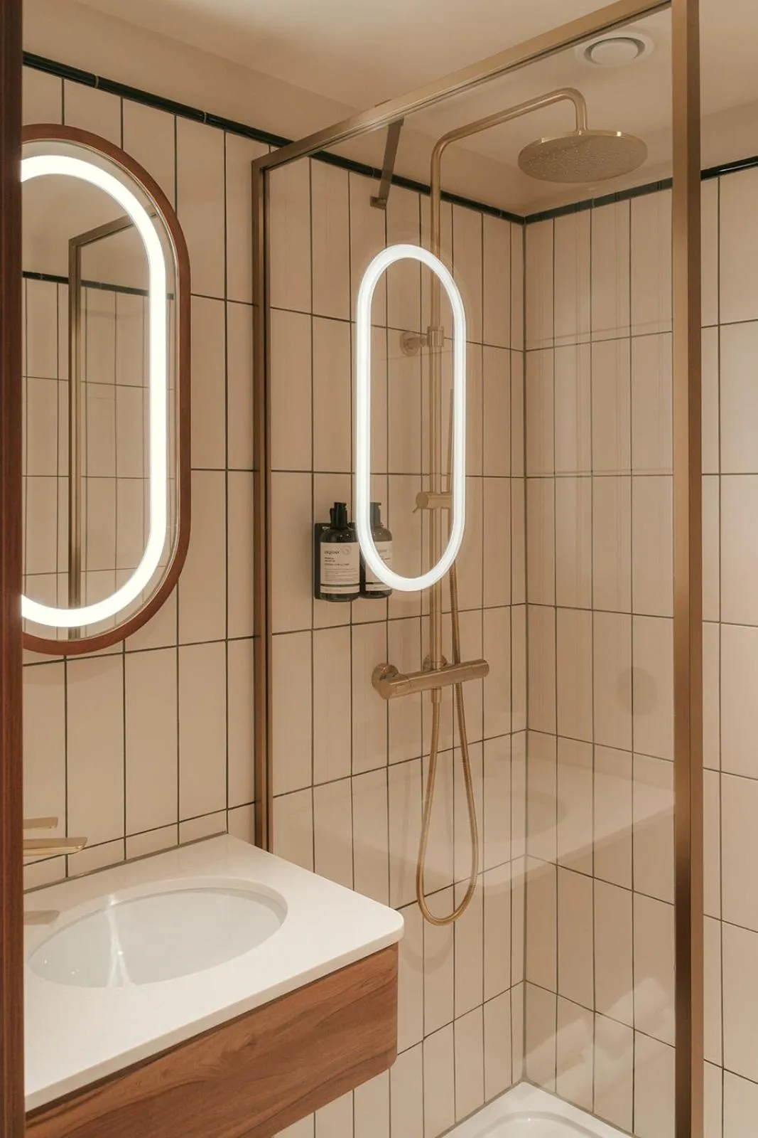 Shower in Via Antwerp