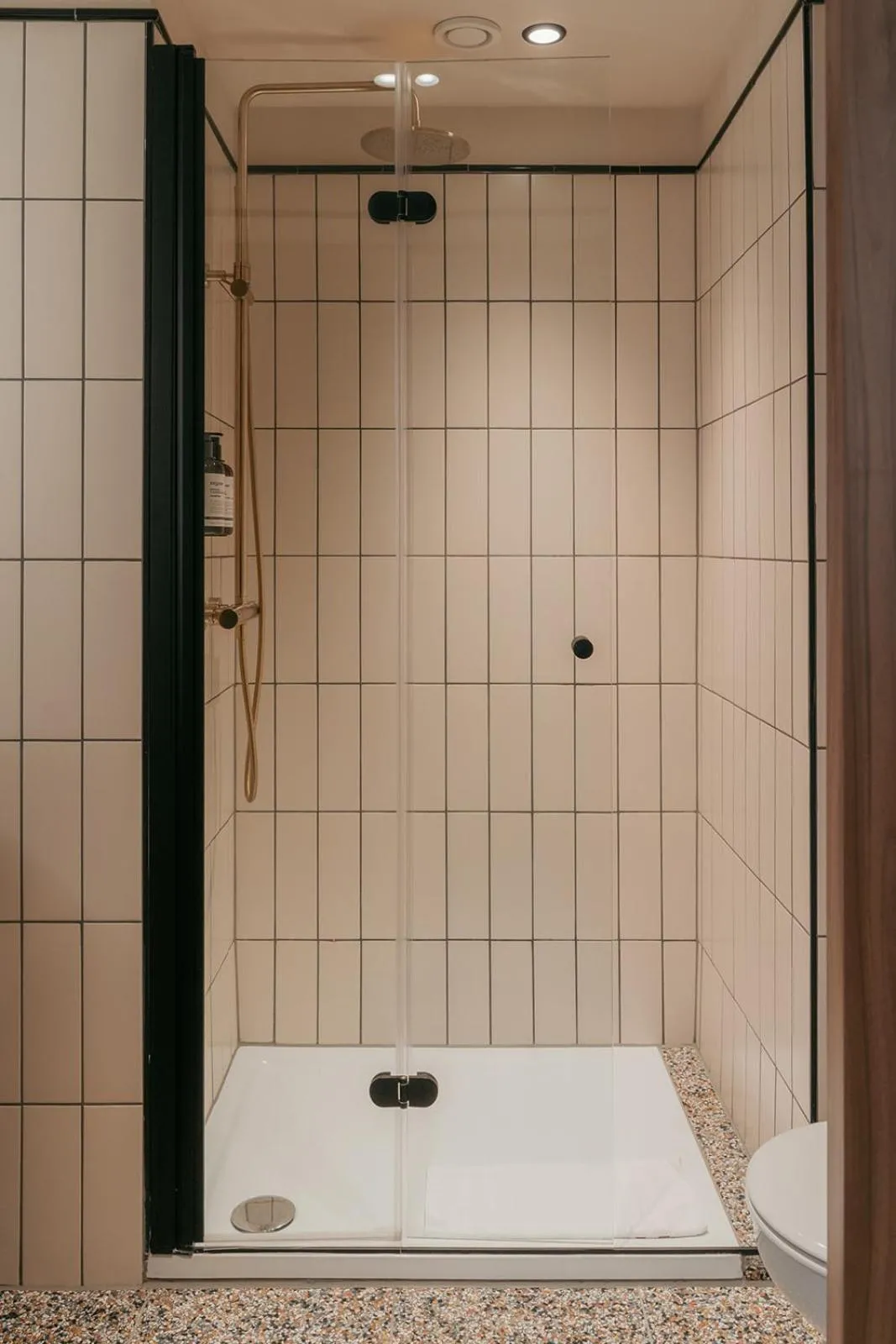 Shower in Via Antwerp