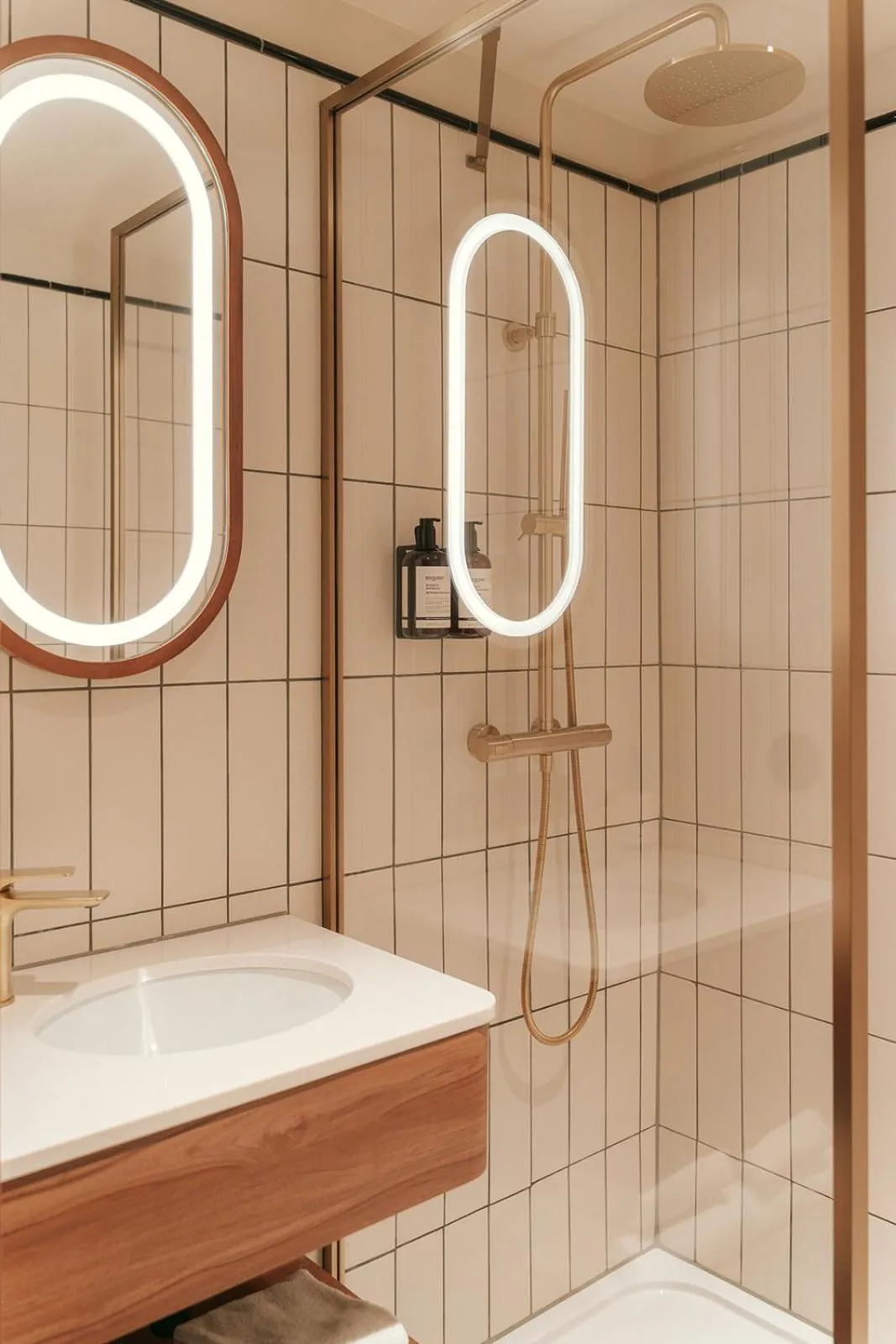 Shower in Via Antwerp