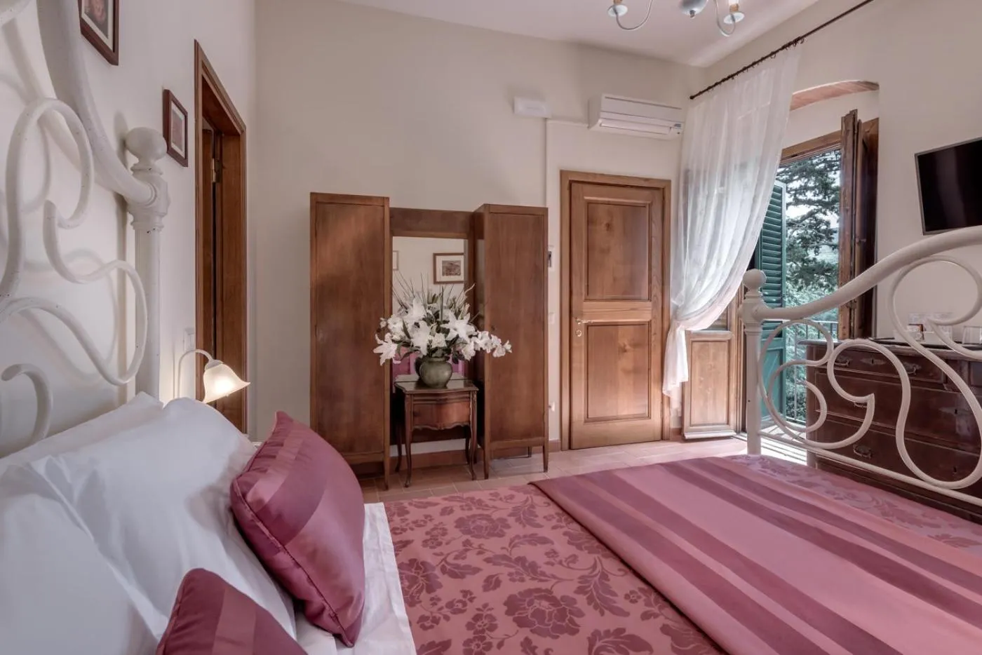 Photo of the whole room, Bed in Castellinuzza