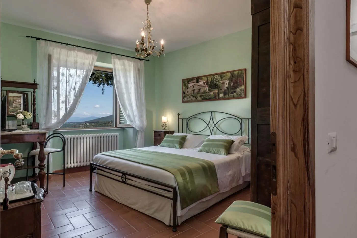 Photo of the whole room, Bed in Castellinuzza