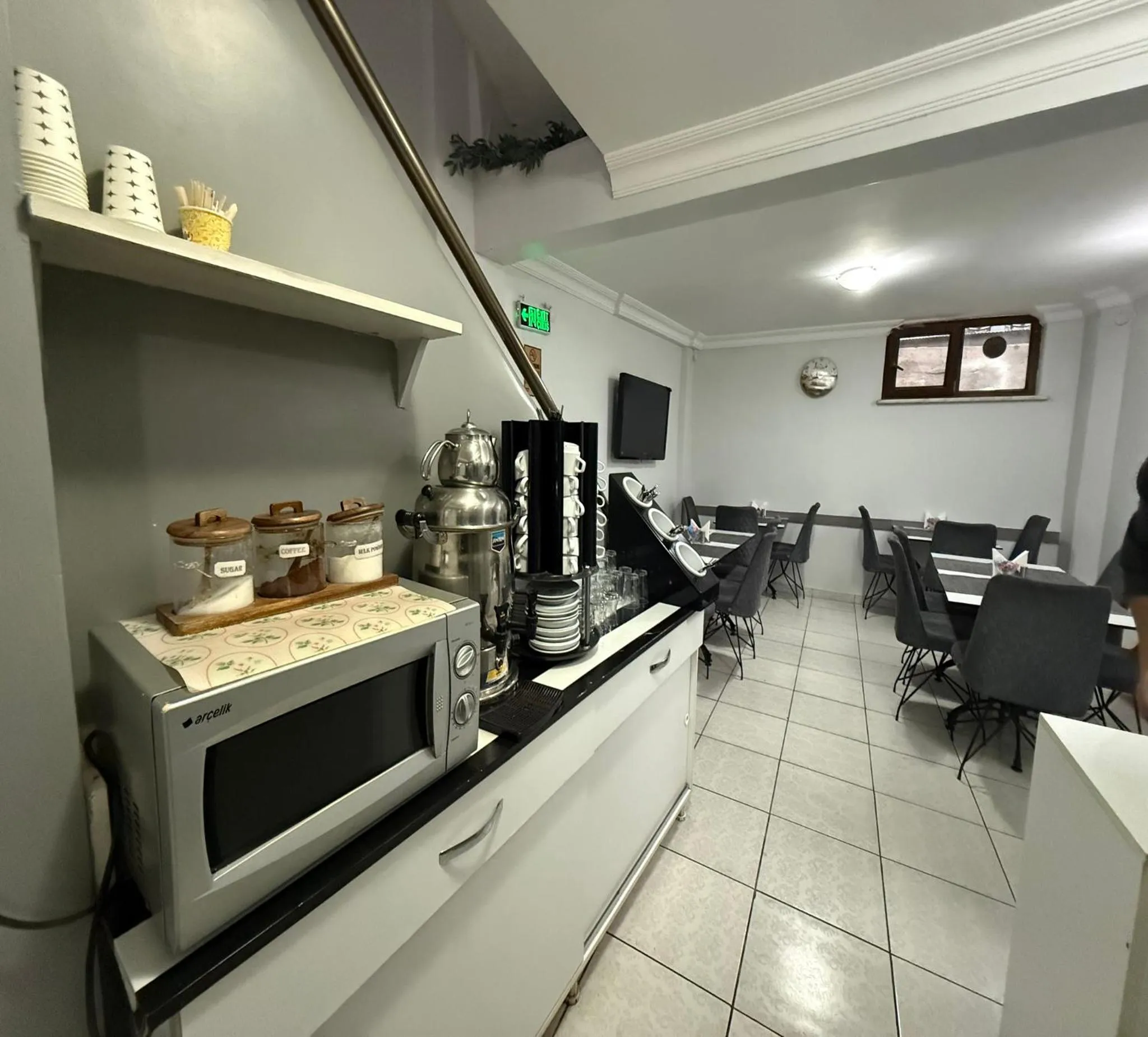 Restaurant/places to eat in Unique Suite Hotel