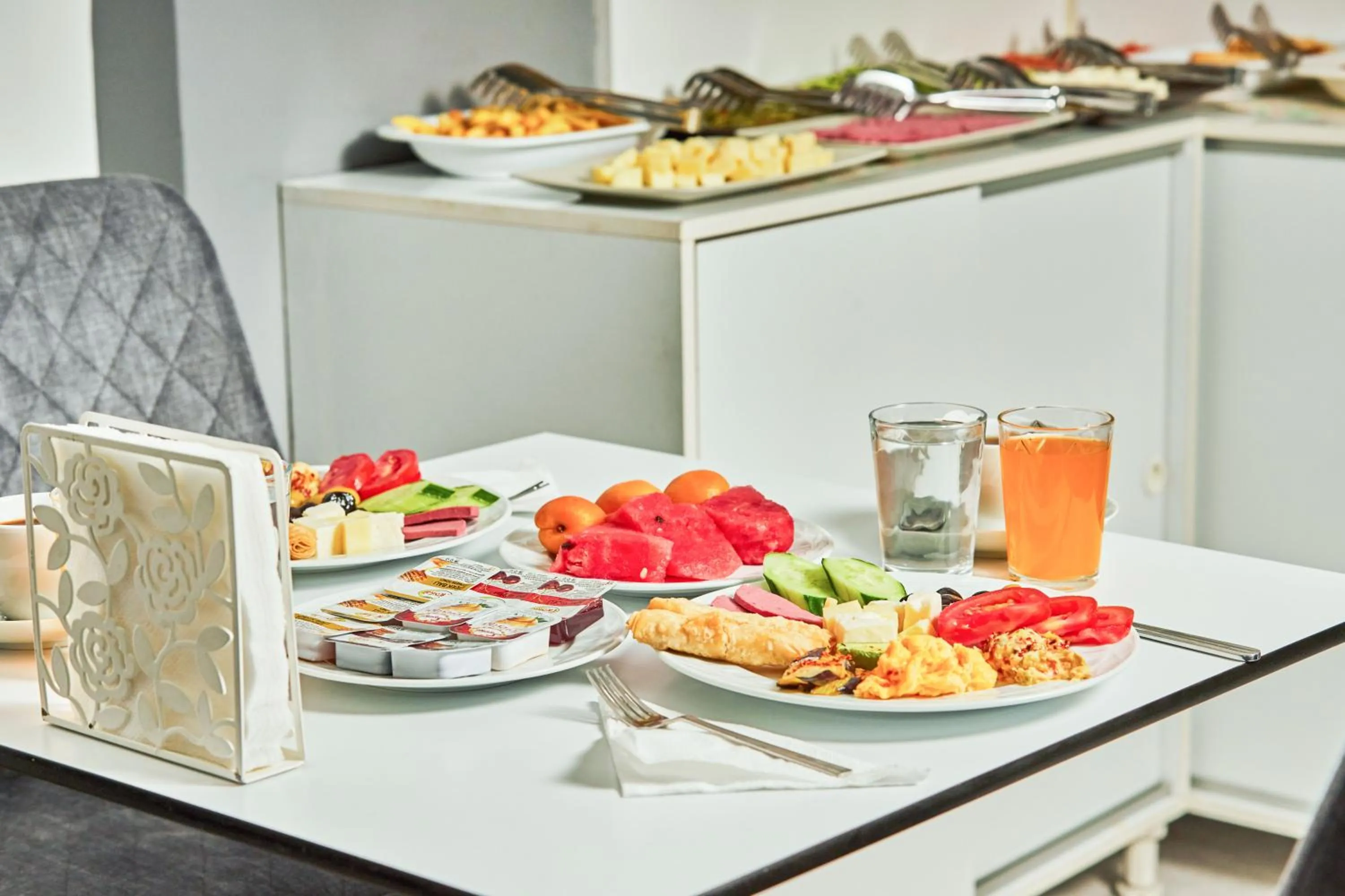 Restaurant/places to eat in Unique Suite Hotel