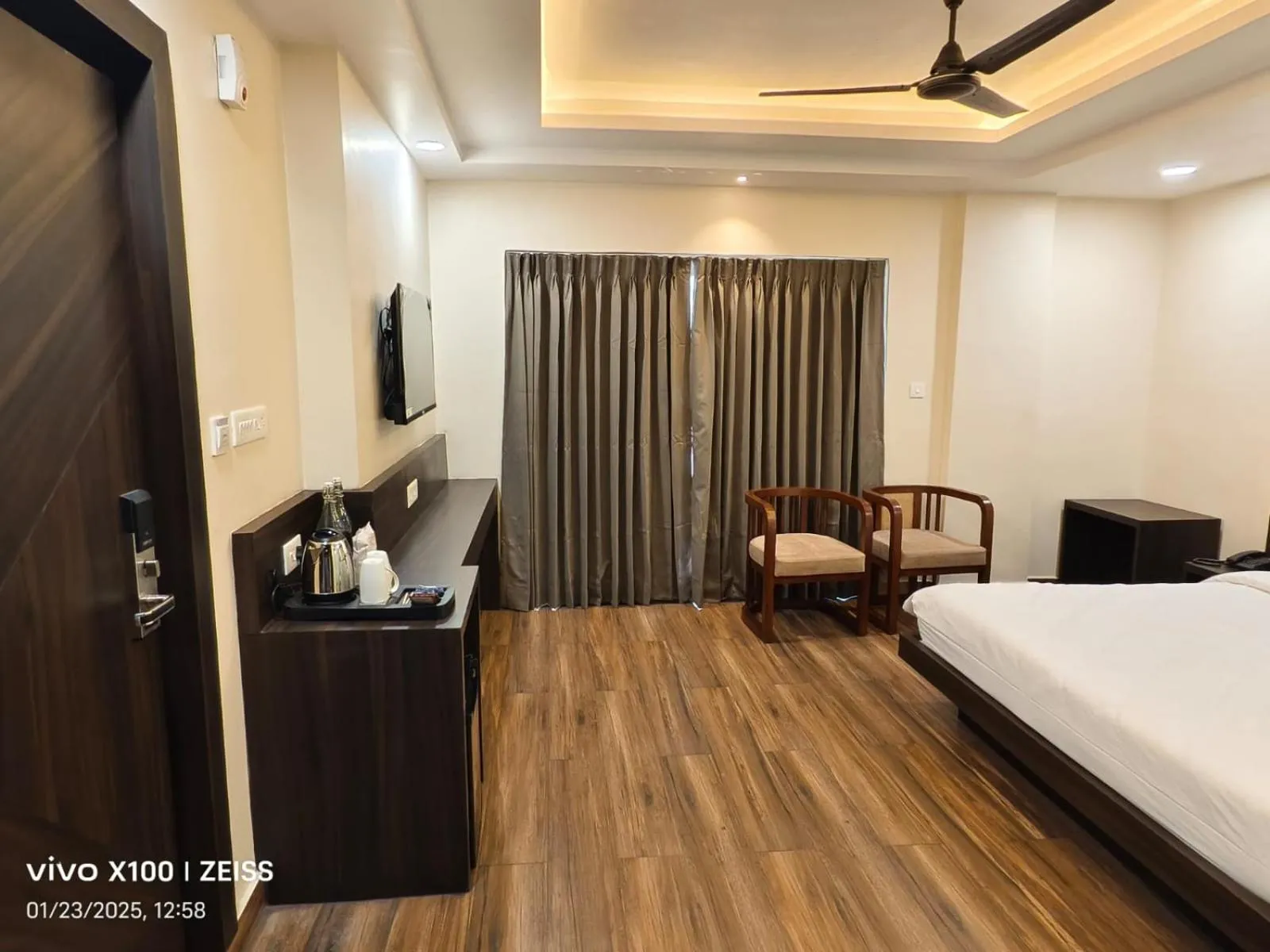 Deluxe King Room in Hotel Global Retreat