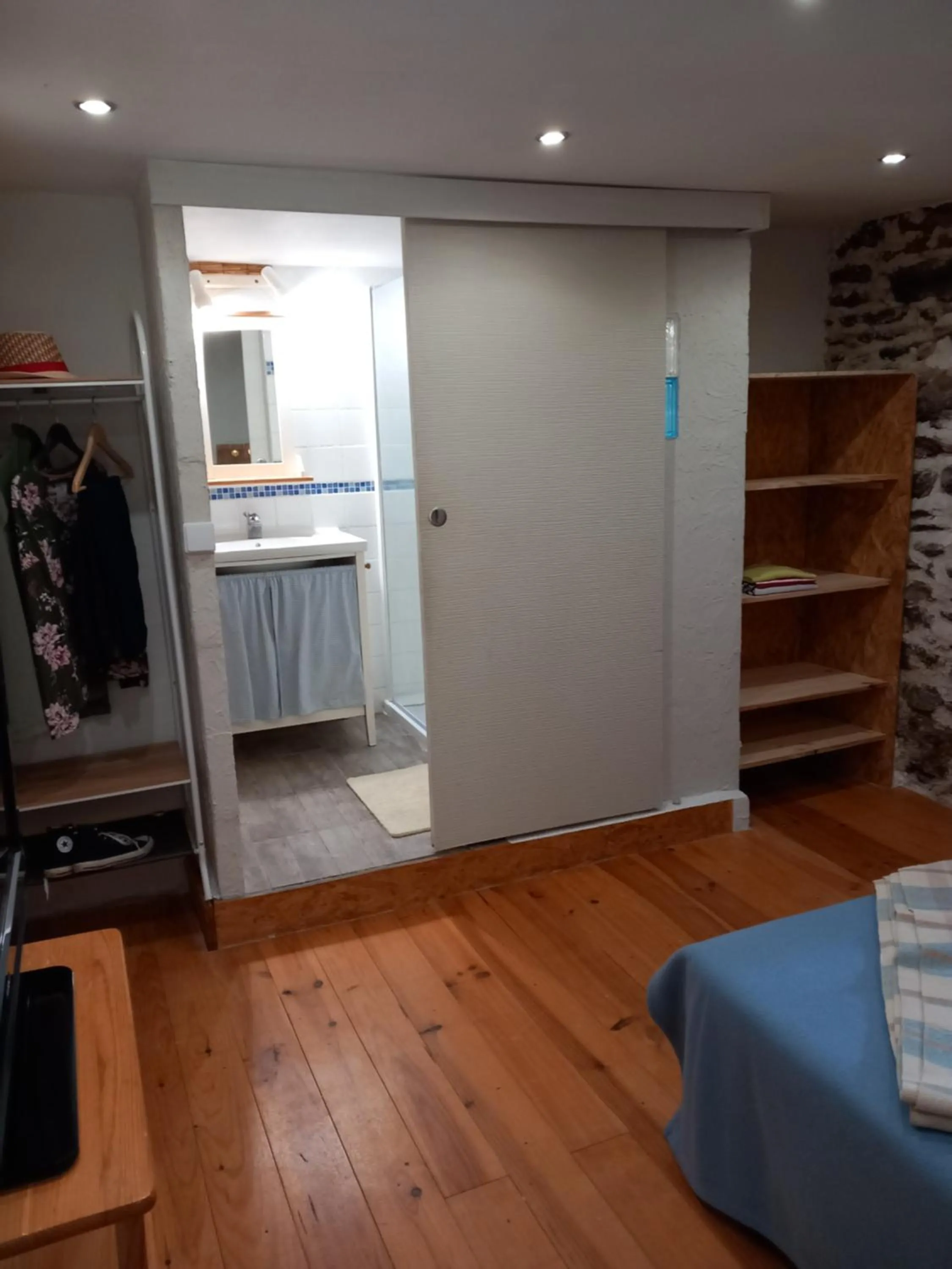 Photo of the whole room in les cèdres bleus de Joany