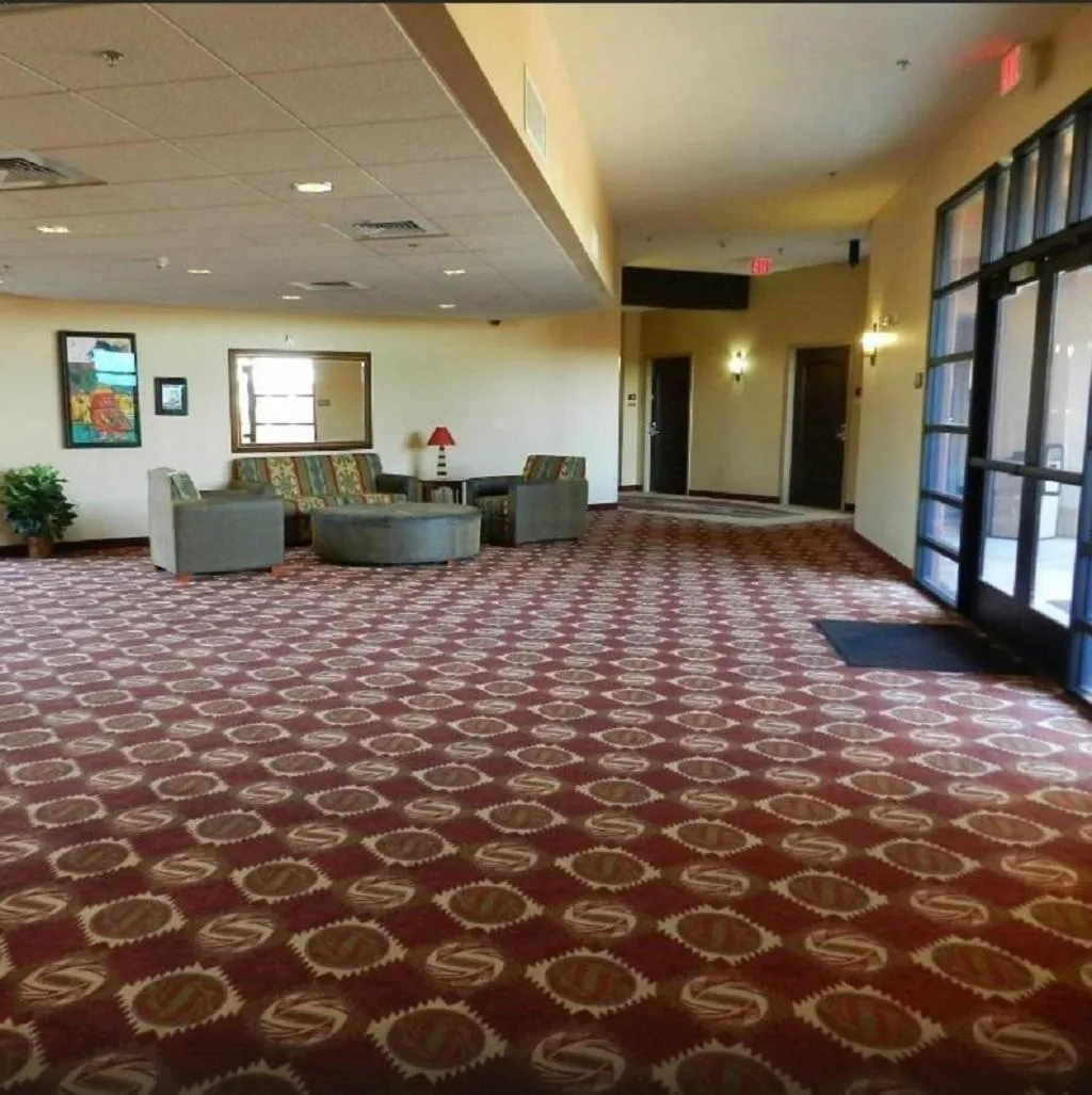 Communal lounge/ TV room in Moenkopi Legacy Inn & Suites