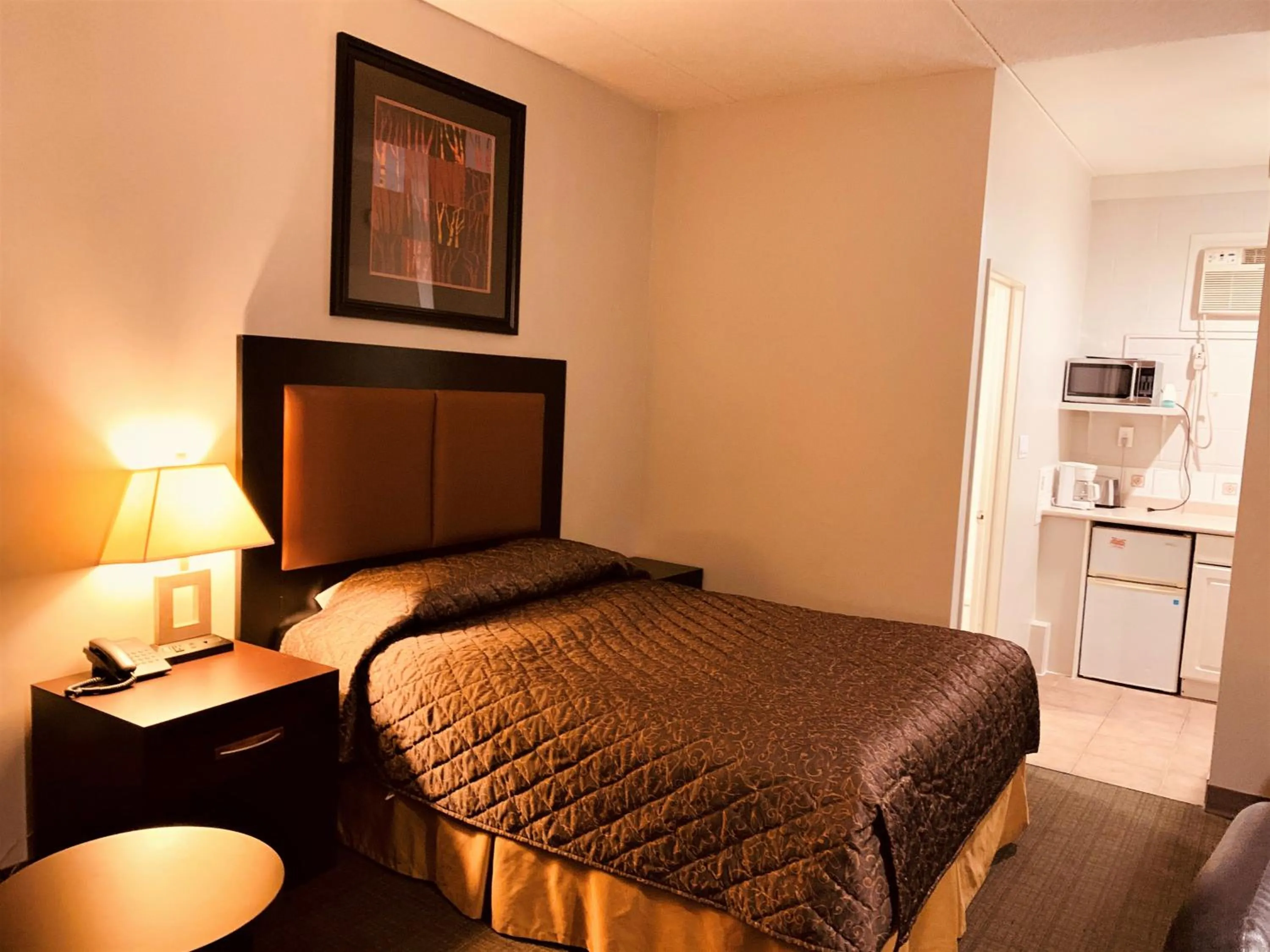 Bed in Red Carpet Inn & Suites