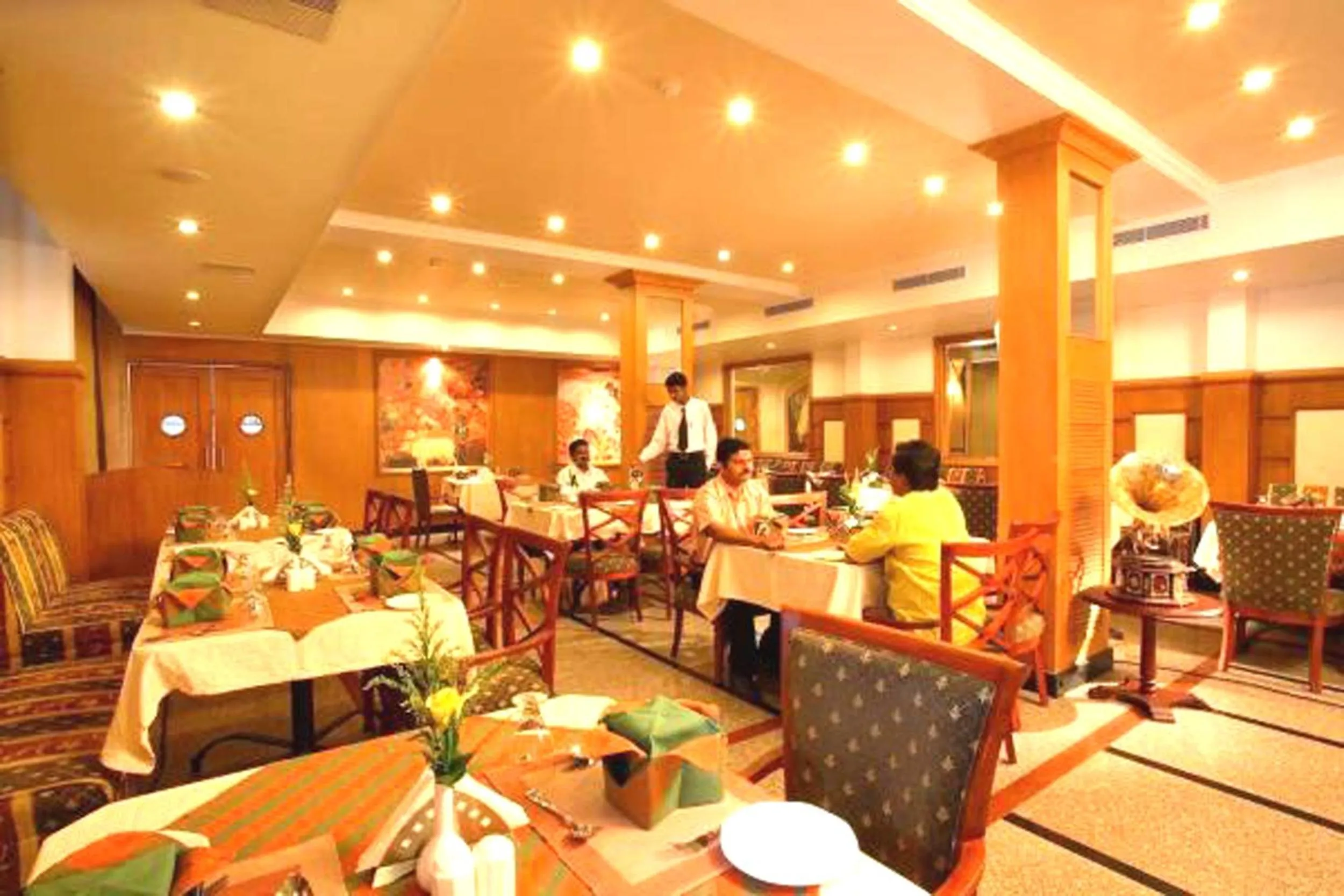 Restaurant/places to eat in Holiday Hotel