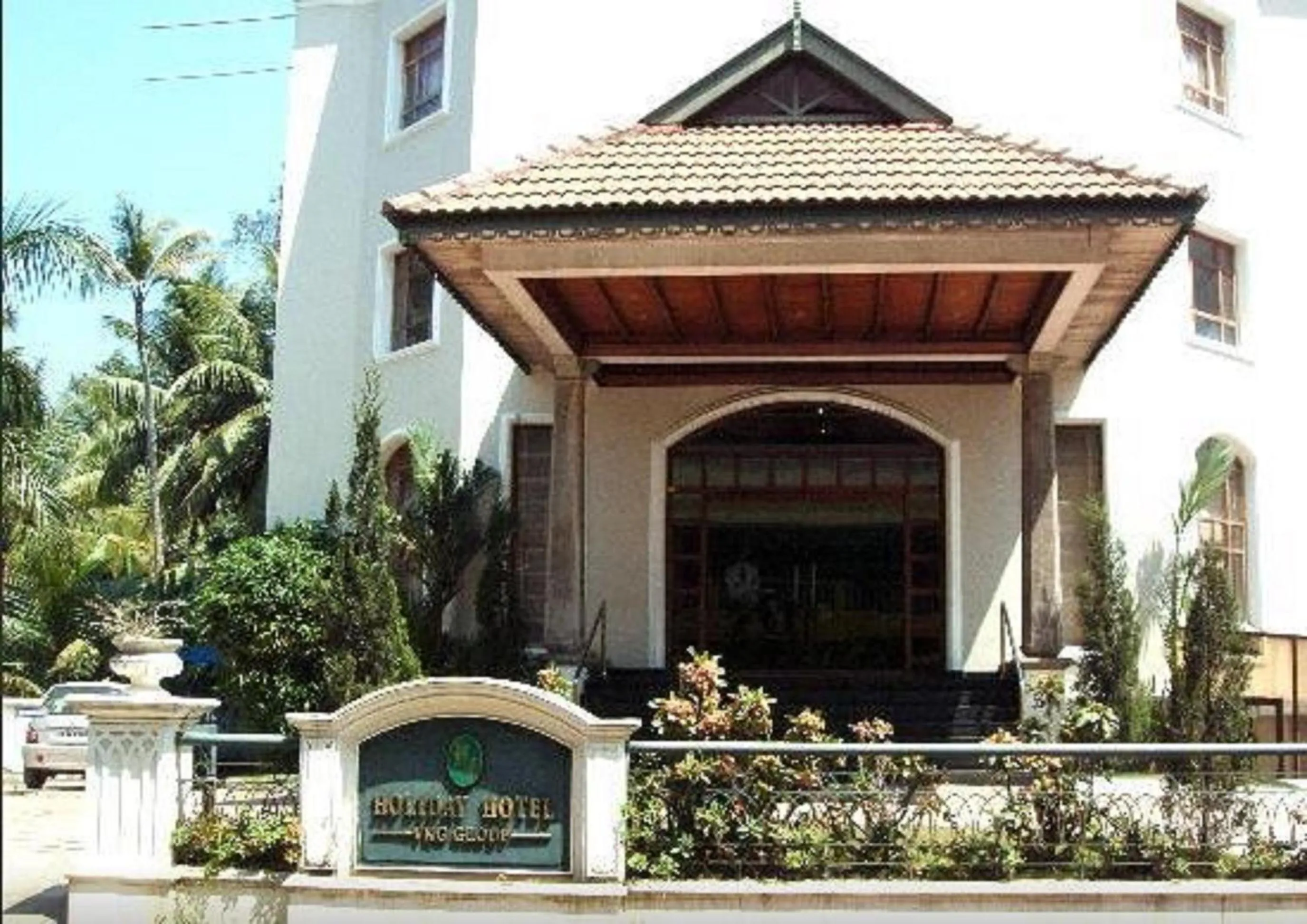 Facade/entrance in Holiday Hotel