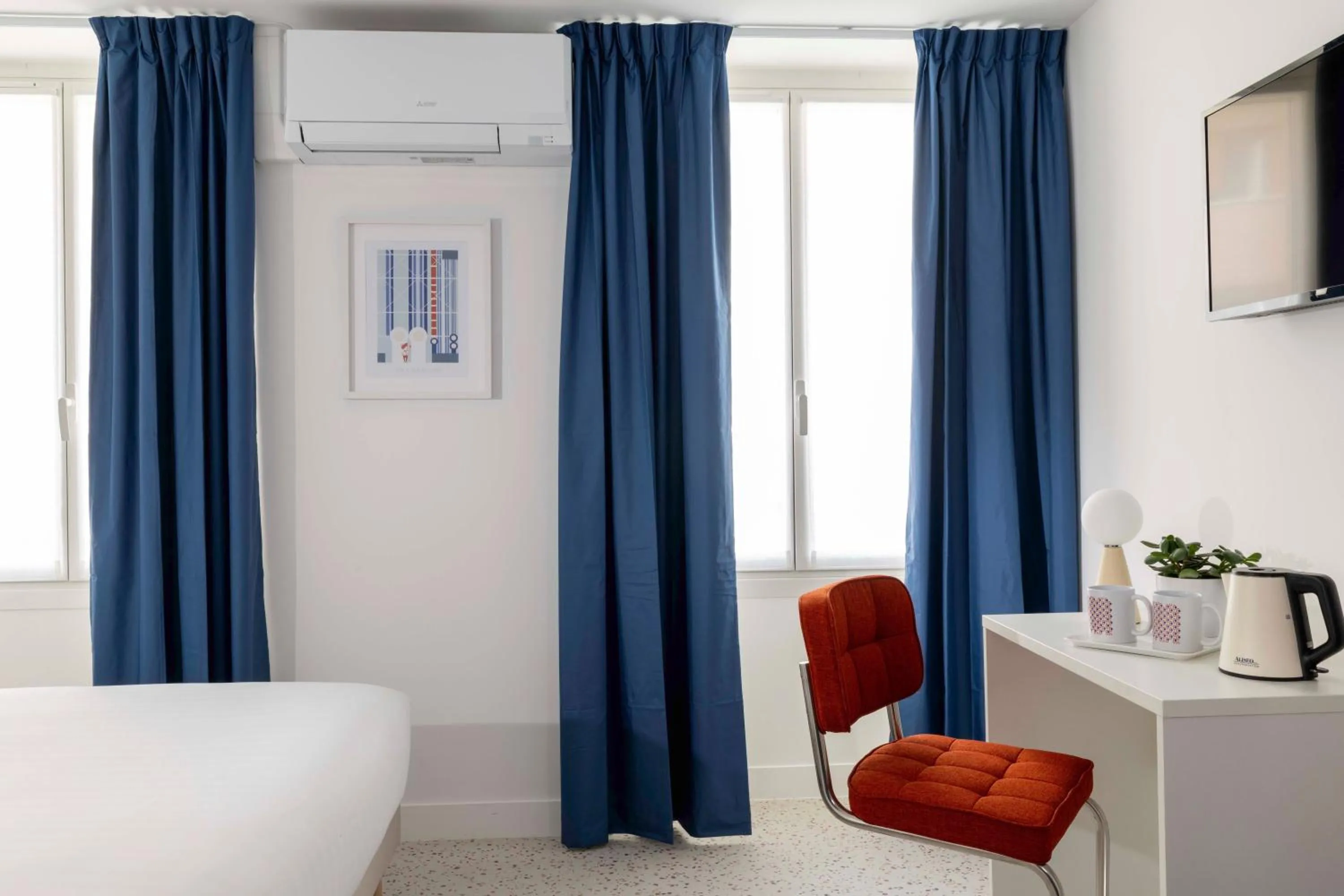 Seating area, Bed in Seb & Co