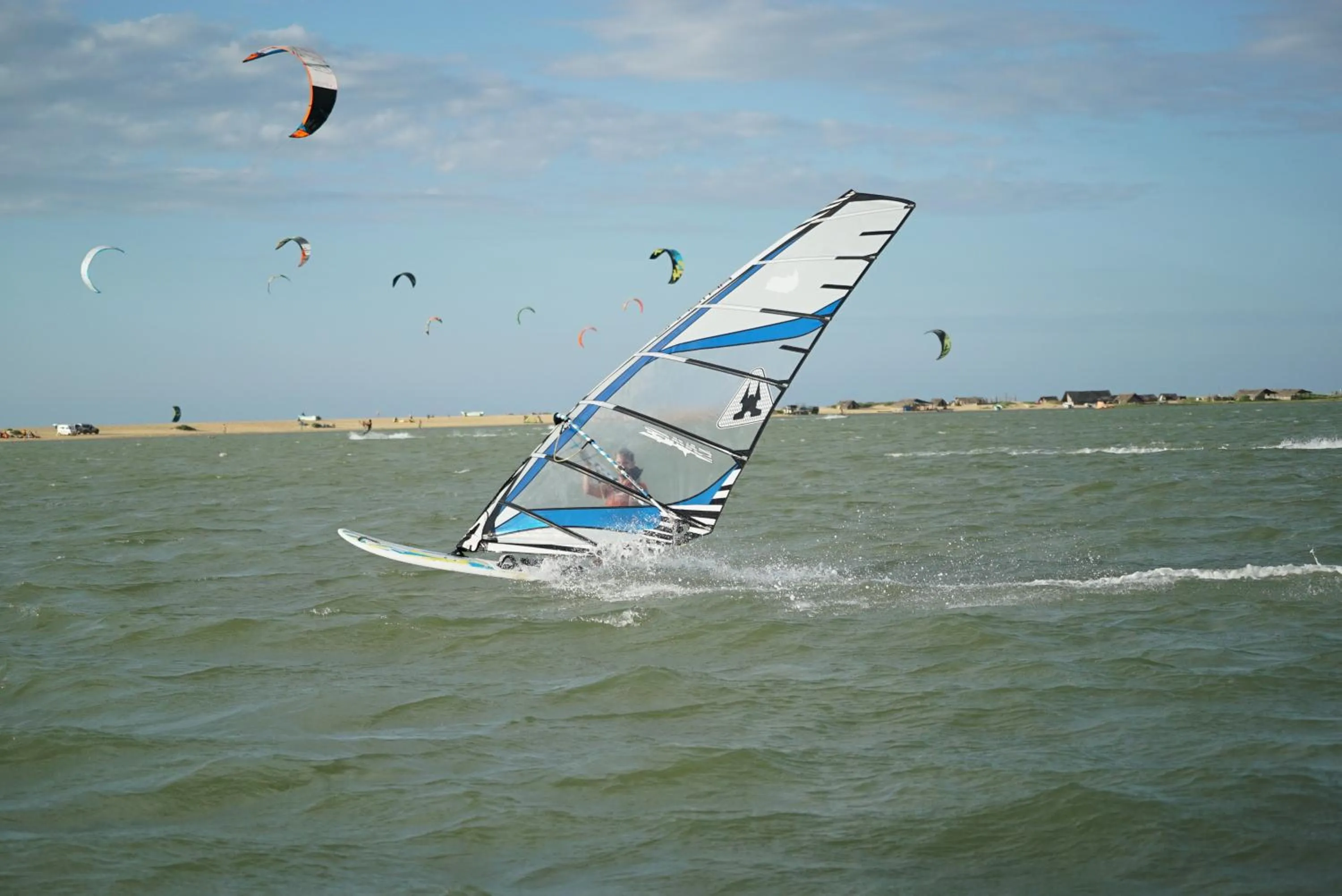 Windsurfing in De Silva Wind Resort Kalpitiya - Kitesurfing School Sri Lanka