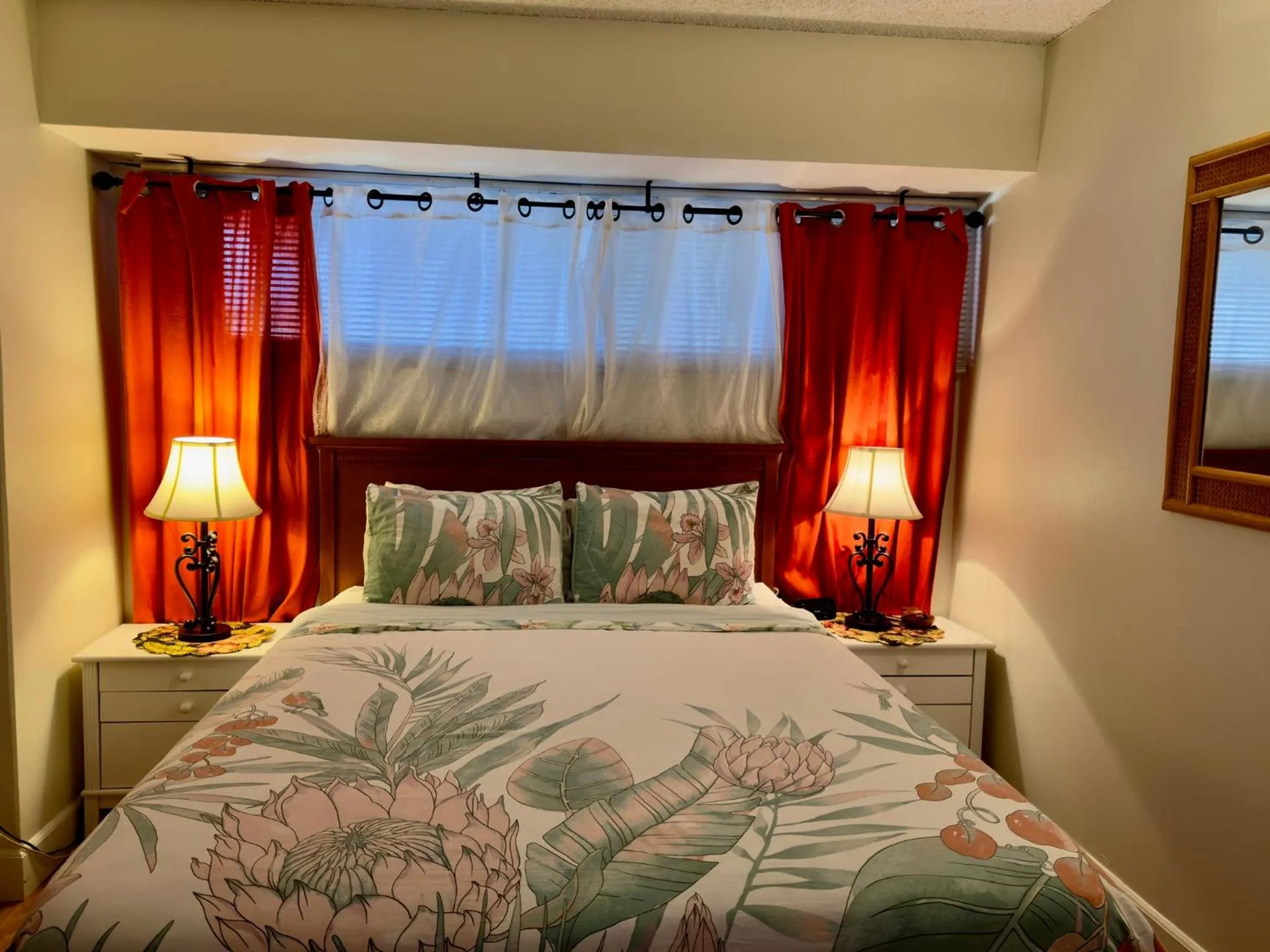 Bed in Jenny's Cottage Waikiki