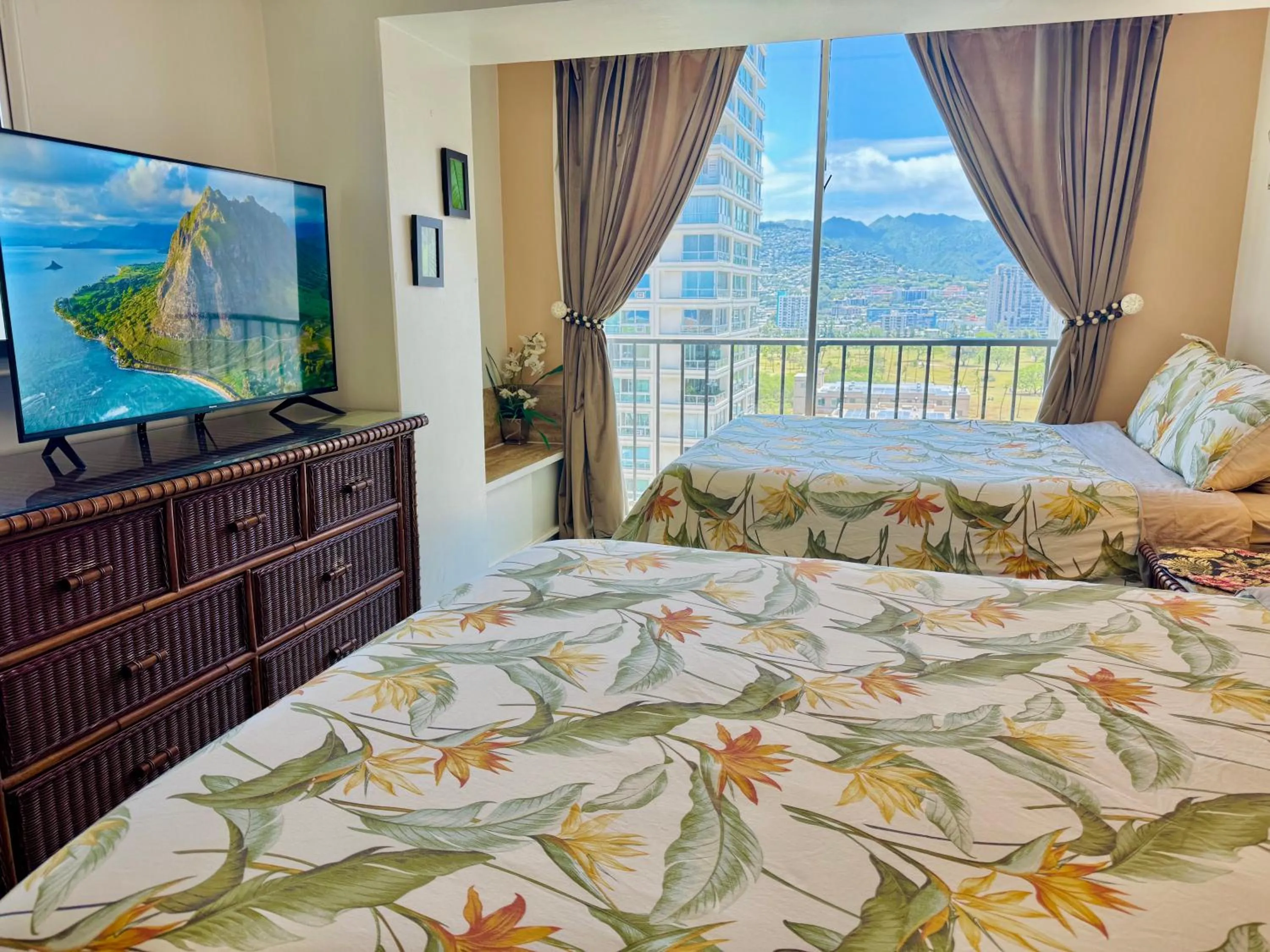 Bed in Jenny's Cottage Waikiki