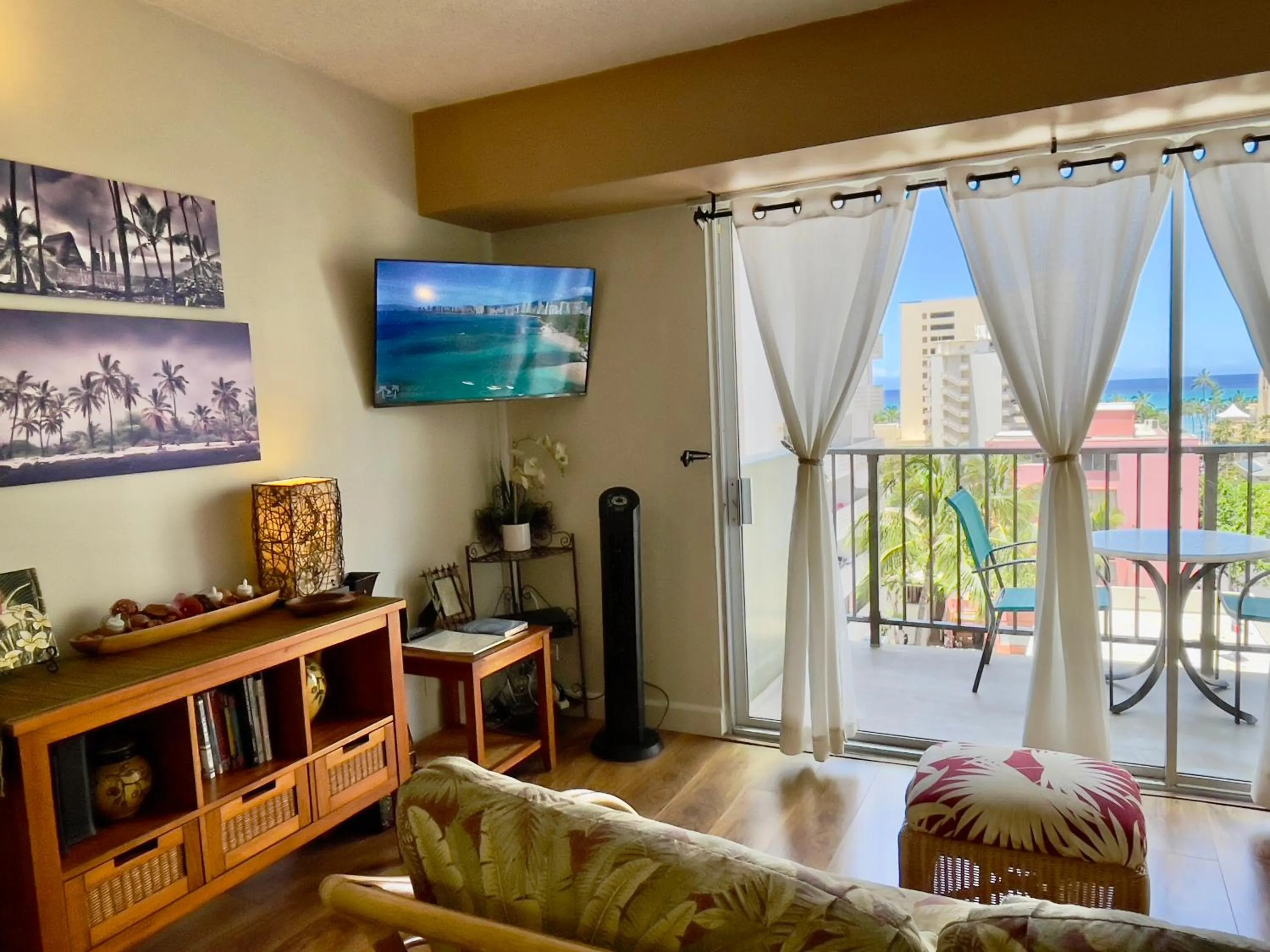 TV and multimedia in Jenny's Cottage Waikiki
