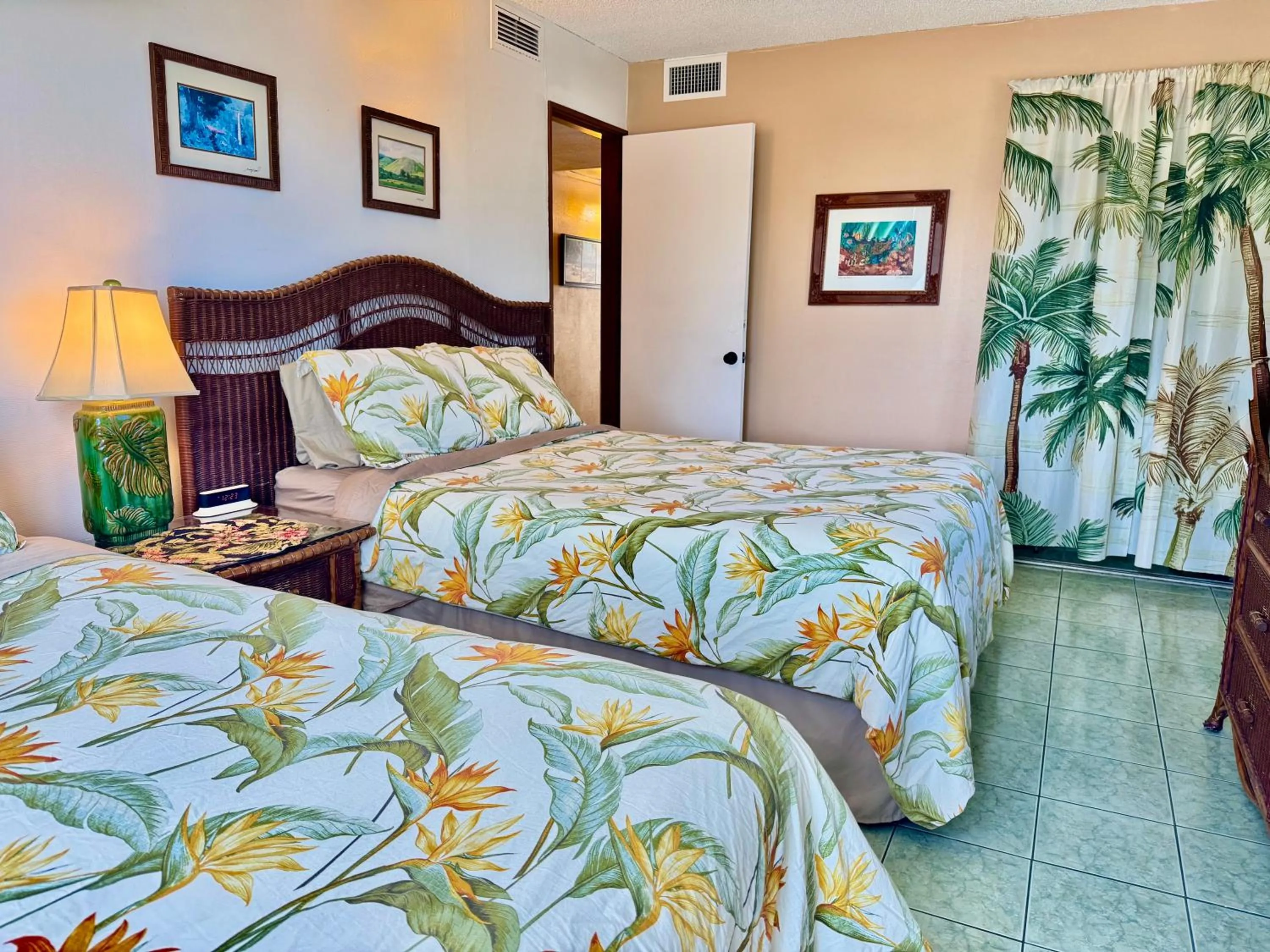 Bed in Jenny's Cottage Waikiki