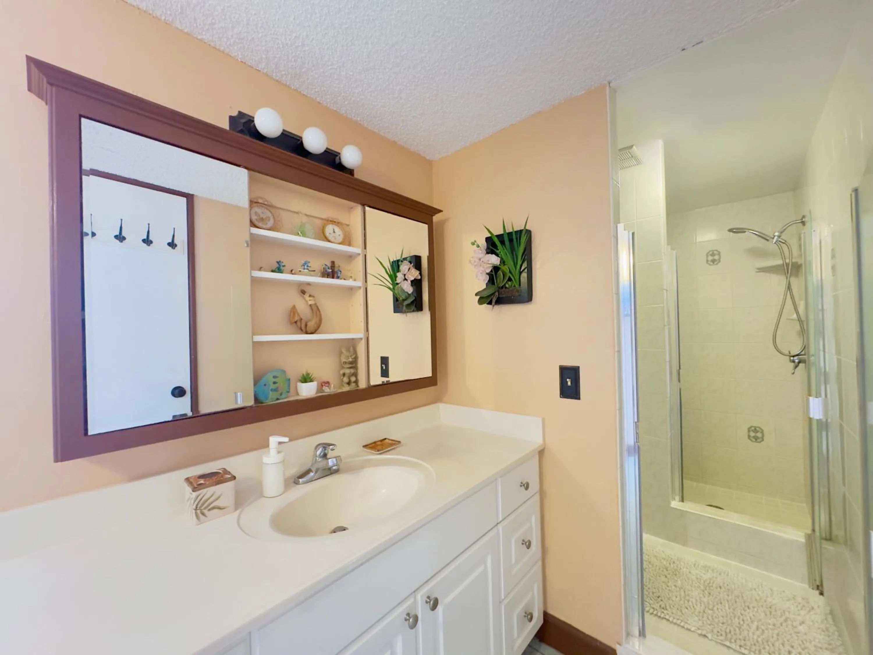 Shower in Jenny's Cottage Waikiki