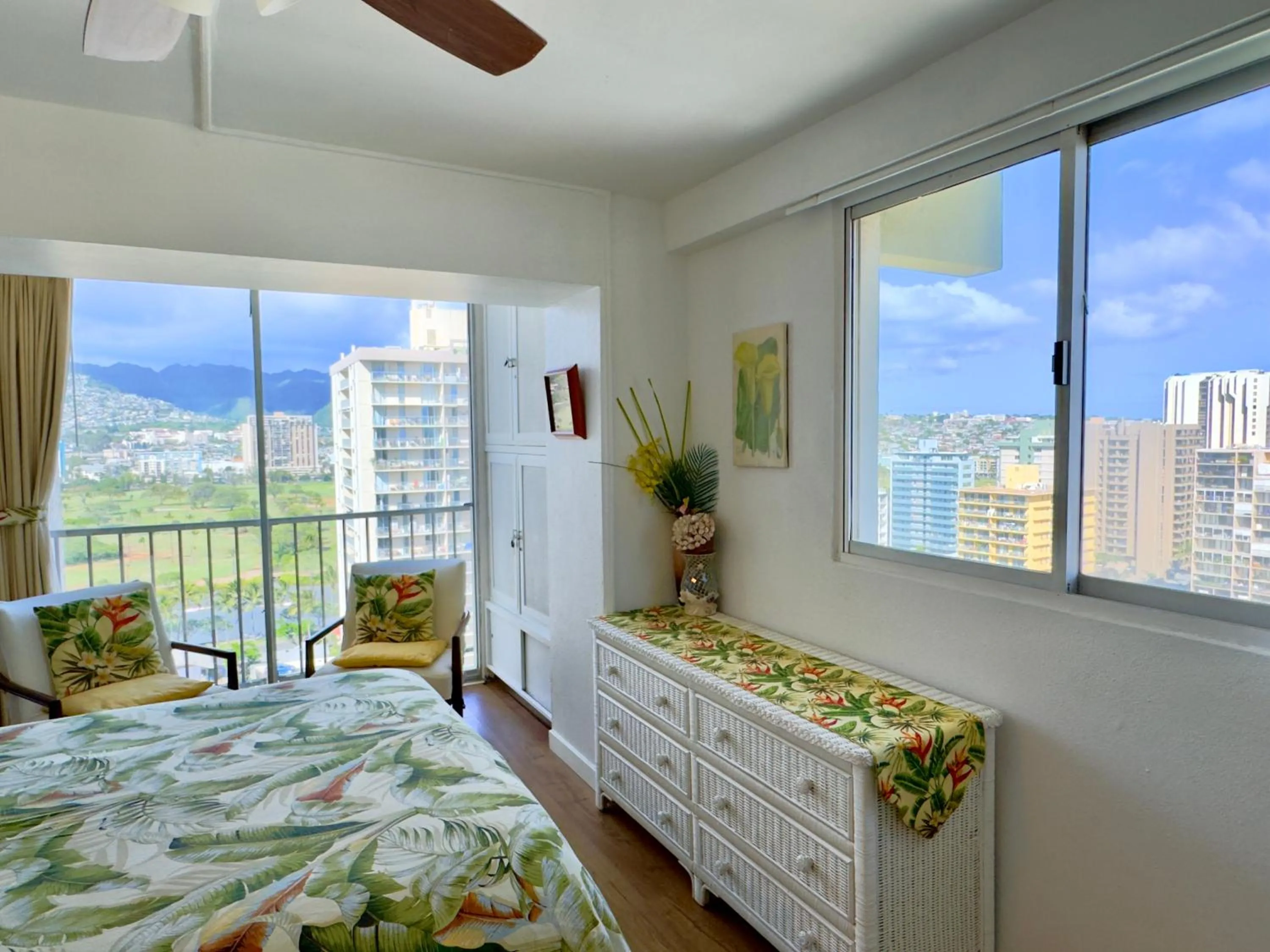 Seating area, Bed in Jenny's Cottage Waikiki