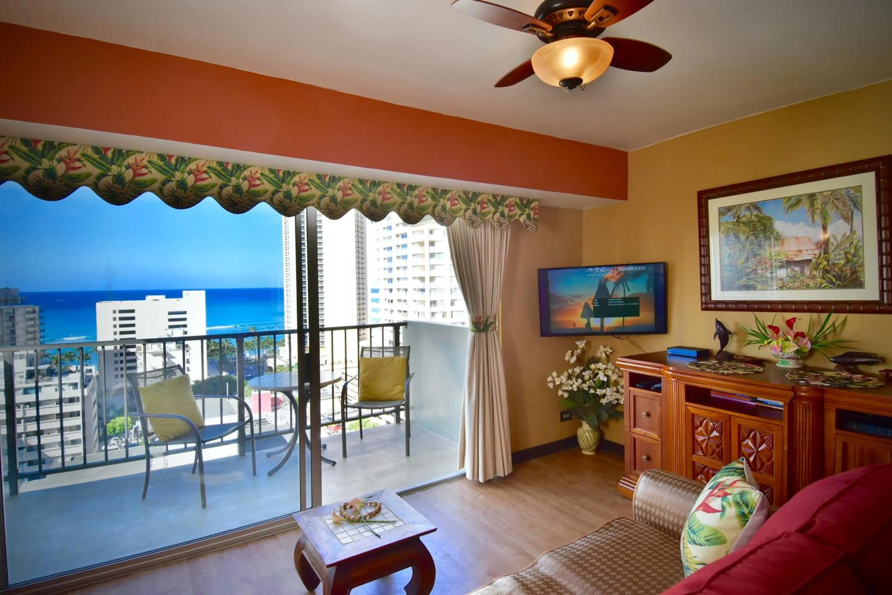 Living room in Jenny's Cottage Waikiki