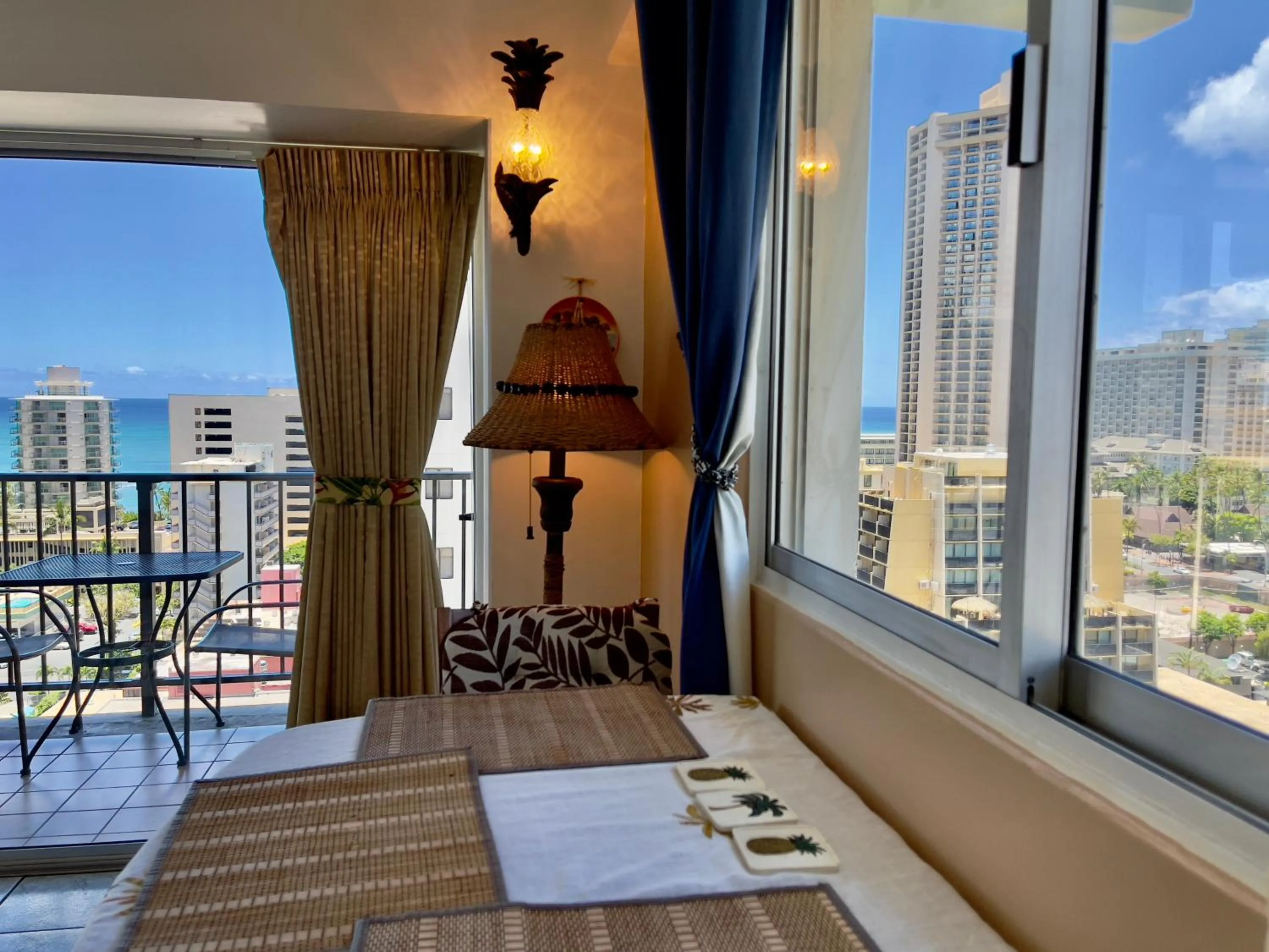 View (from property/room), Bed in Jenny's Cottage Waikiki