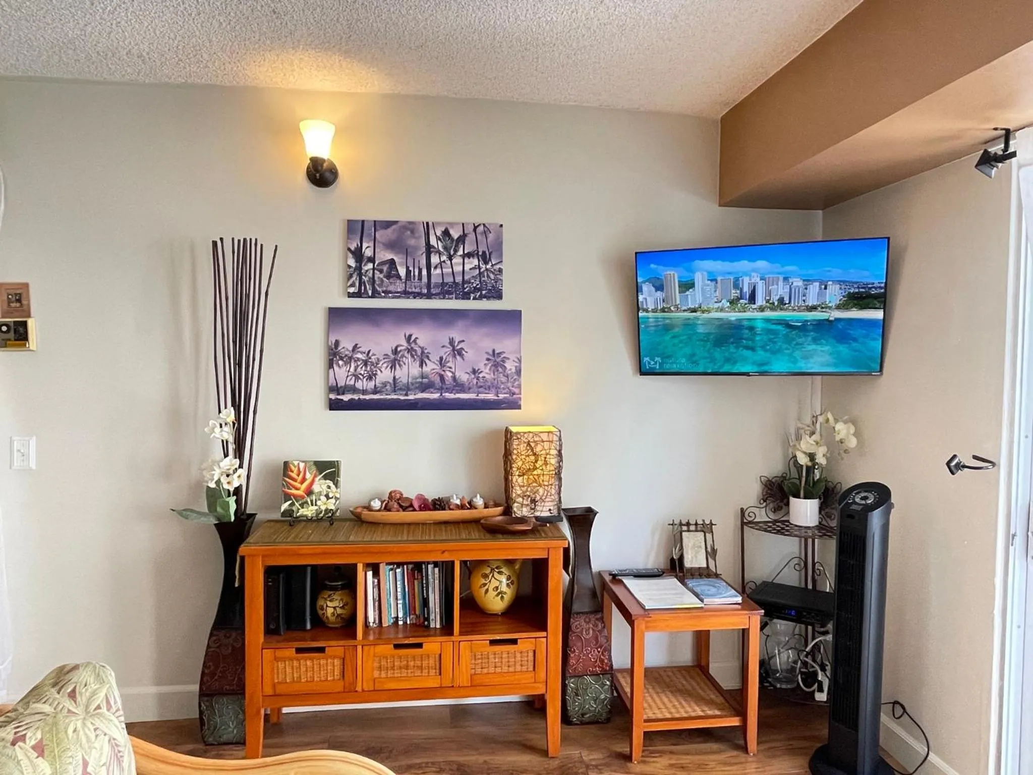 TV and multimedia in Jenny's Cottage Waikiki