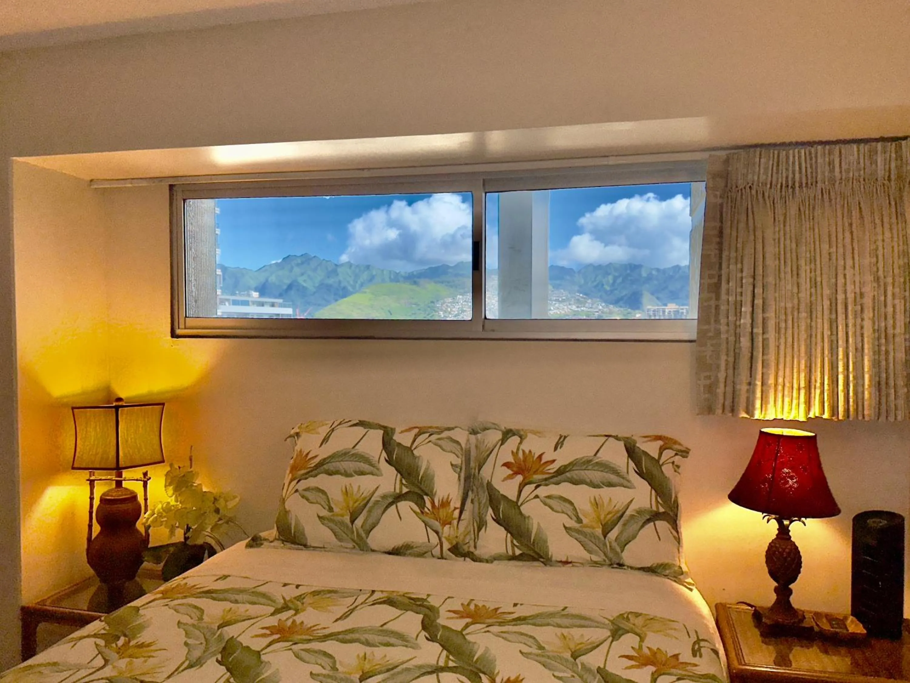Bed in Jenny's Cottage Waikiki