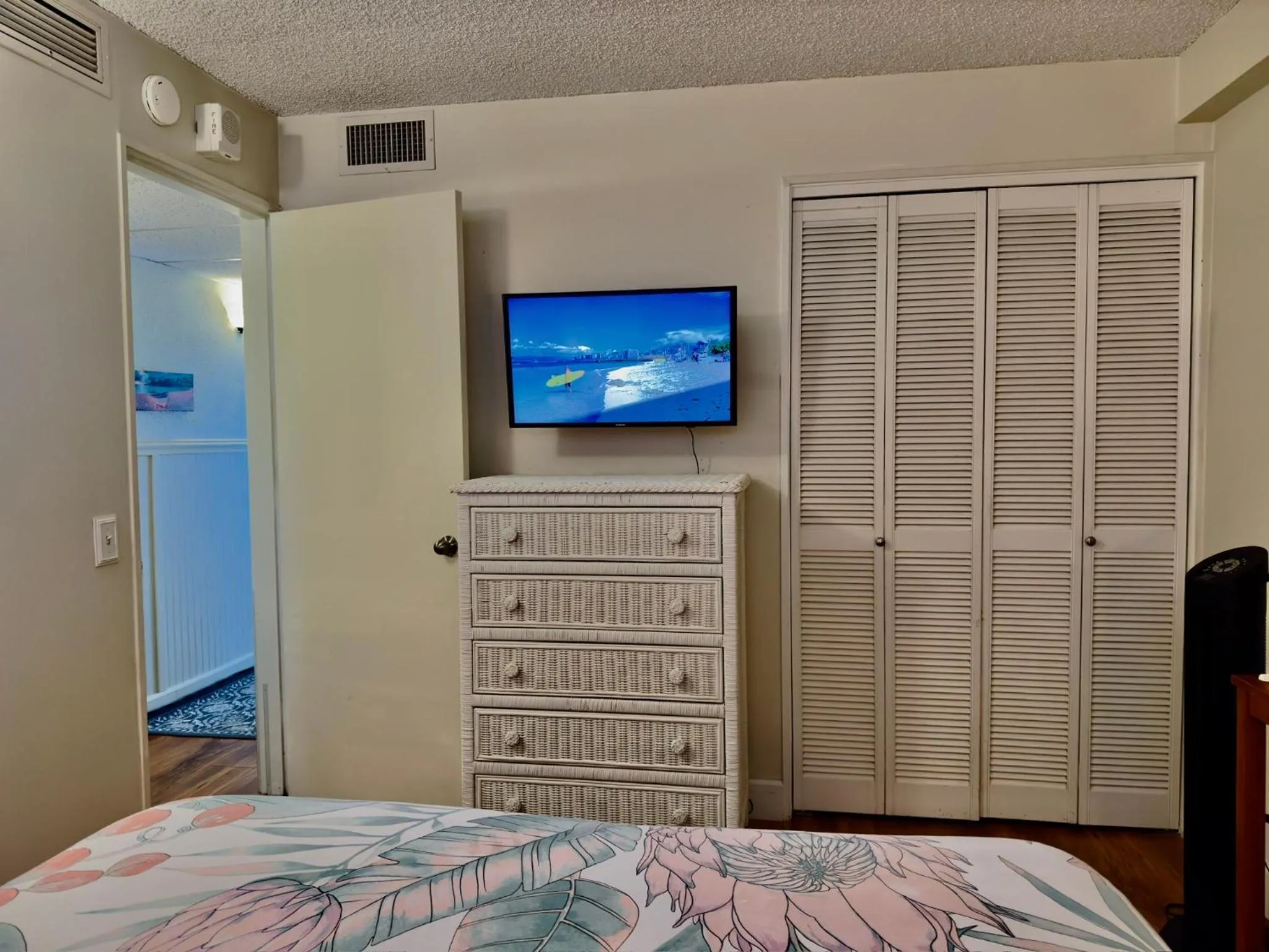TV and multimedia, Bed in Jenny's Cottage Waikiki