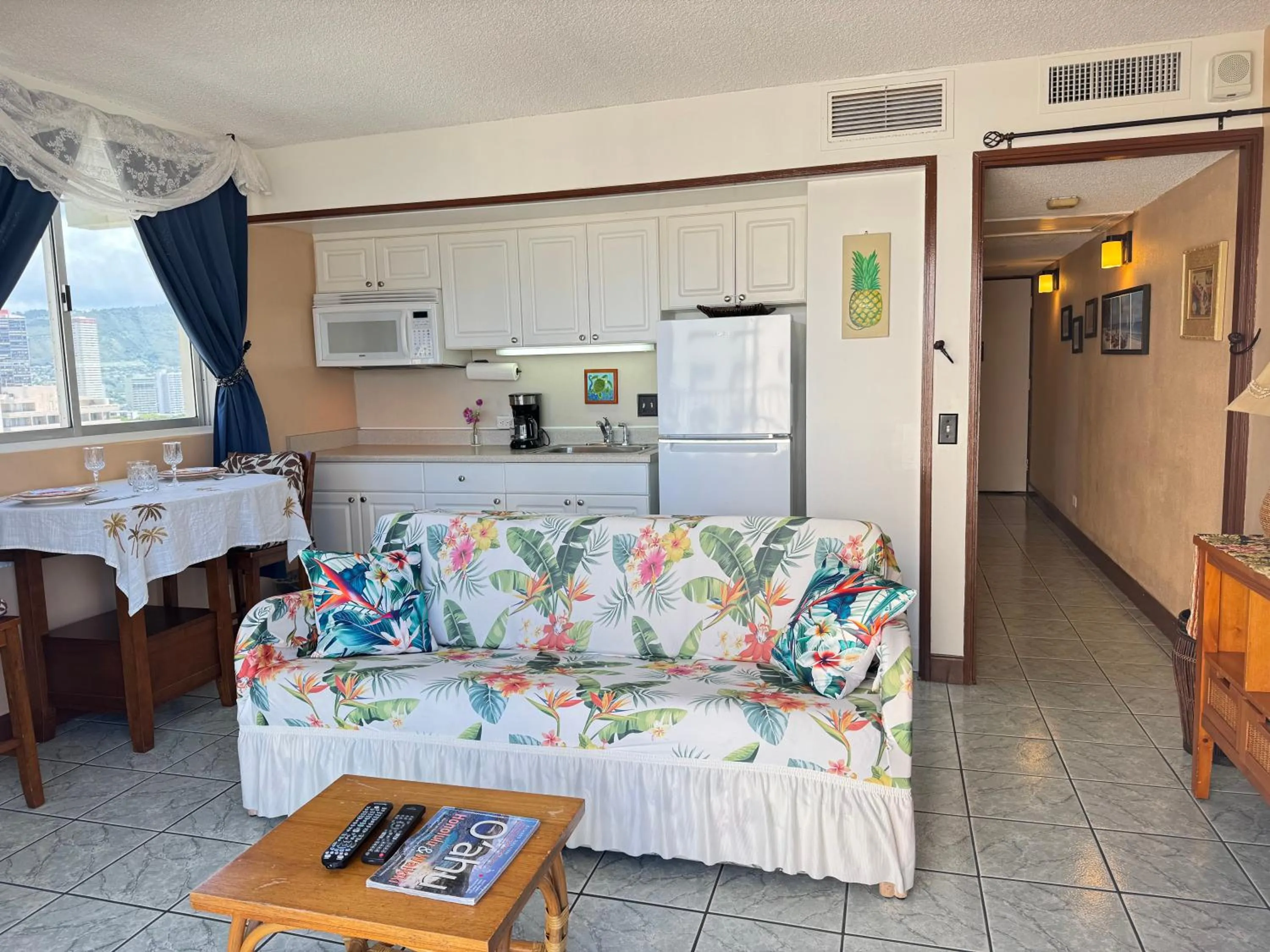 Kitchen or kitchenette, Bed in Jenny's Cottage Waikiki