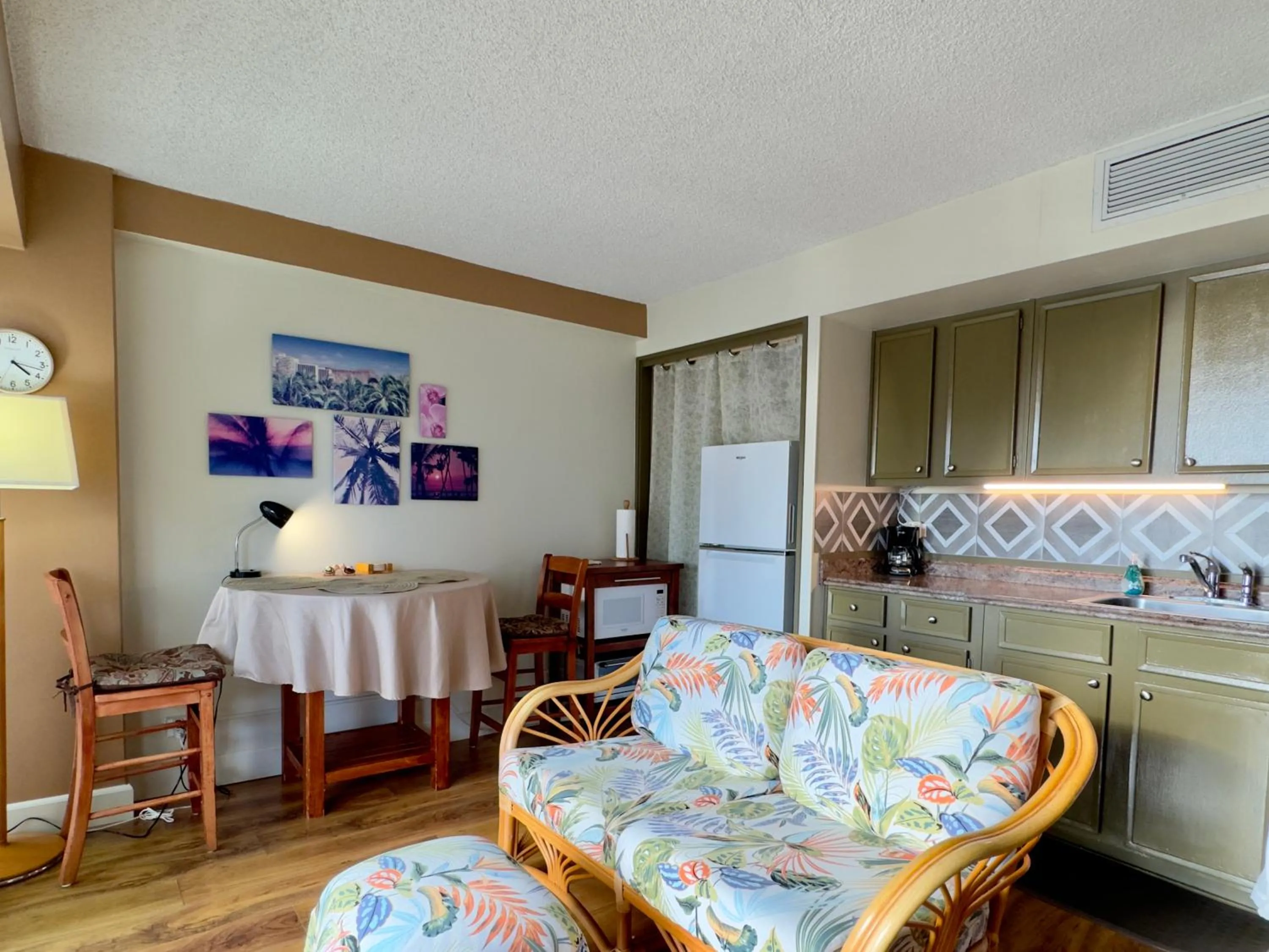 Kitchen or kitchenette in Jenny's Cottage Waikiki
