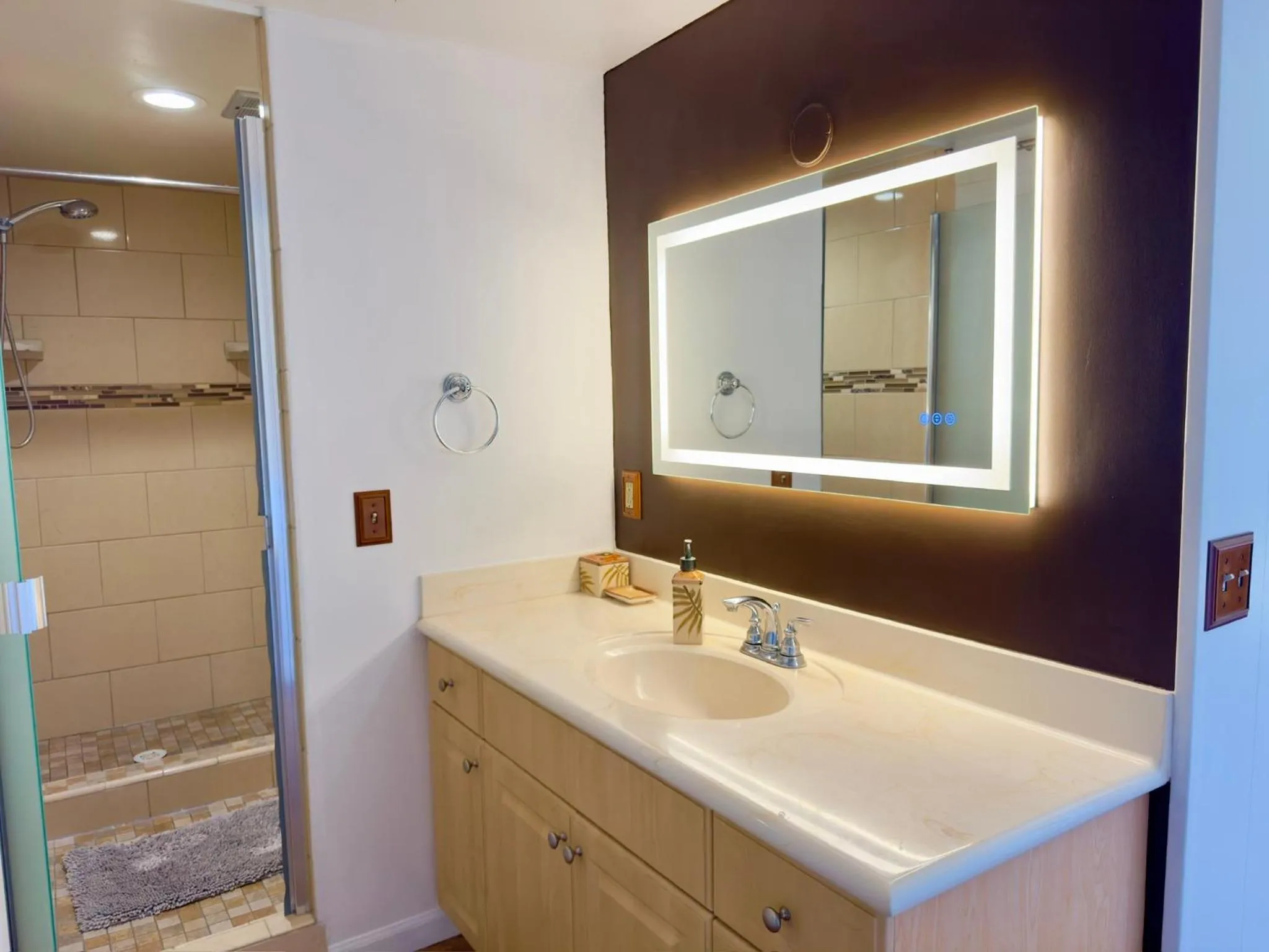 Bathroom in Jenny's Cottage Waikiki