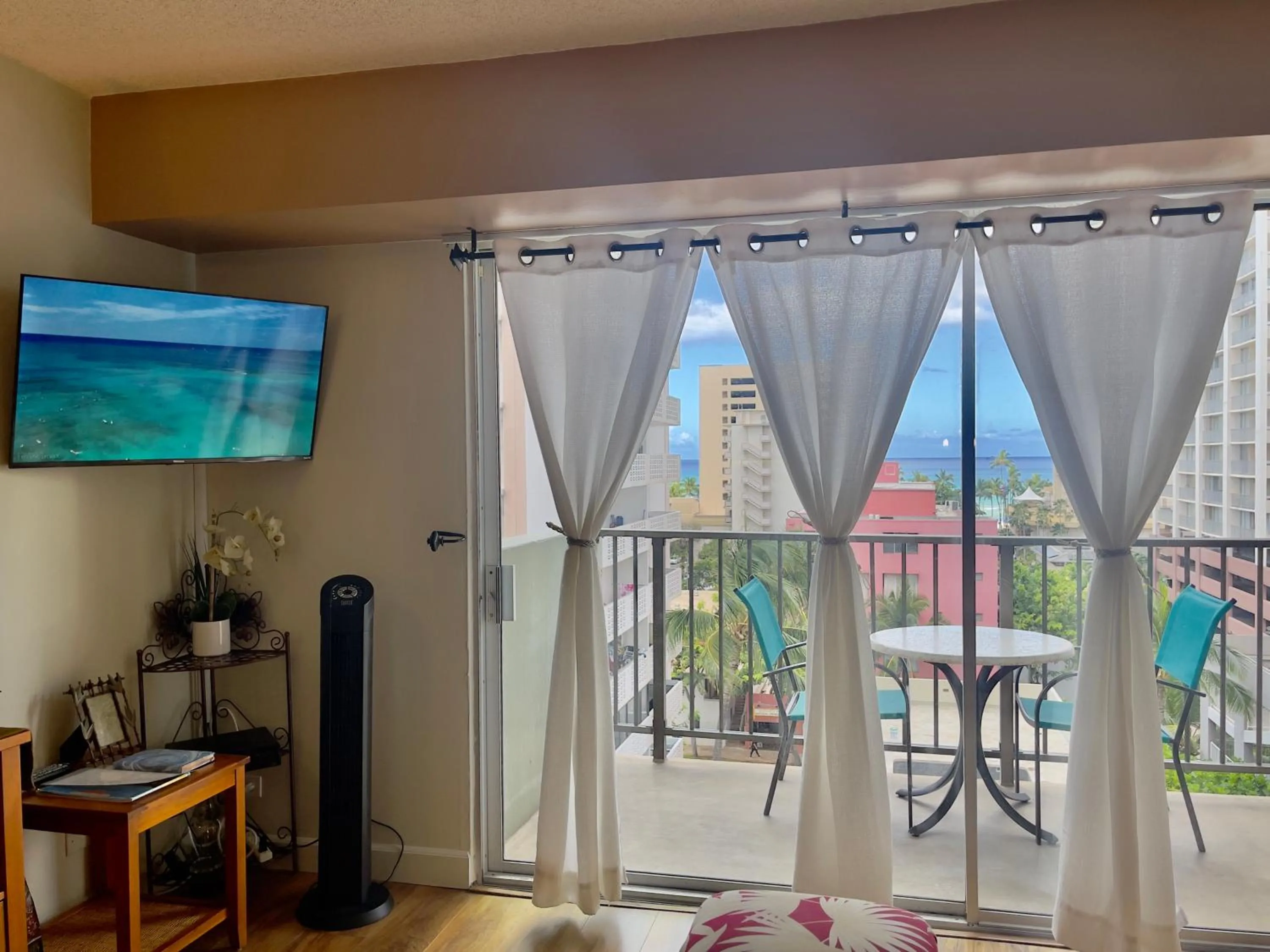 TV and multimedia in Jenny's Cottage Waikiki