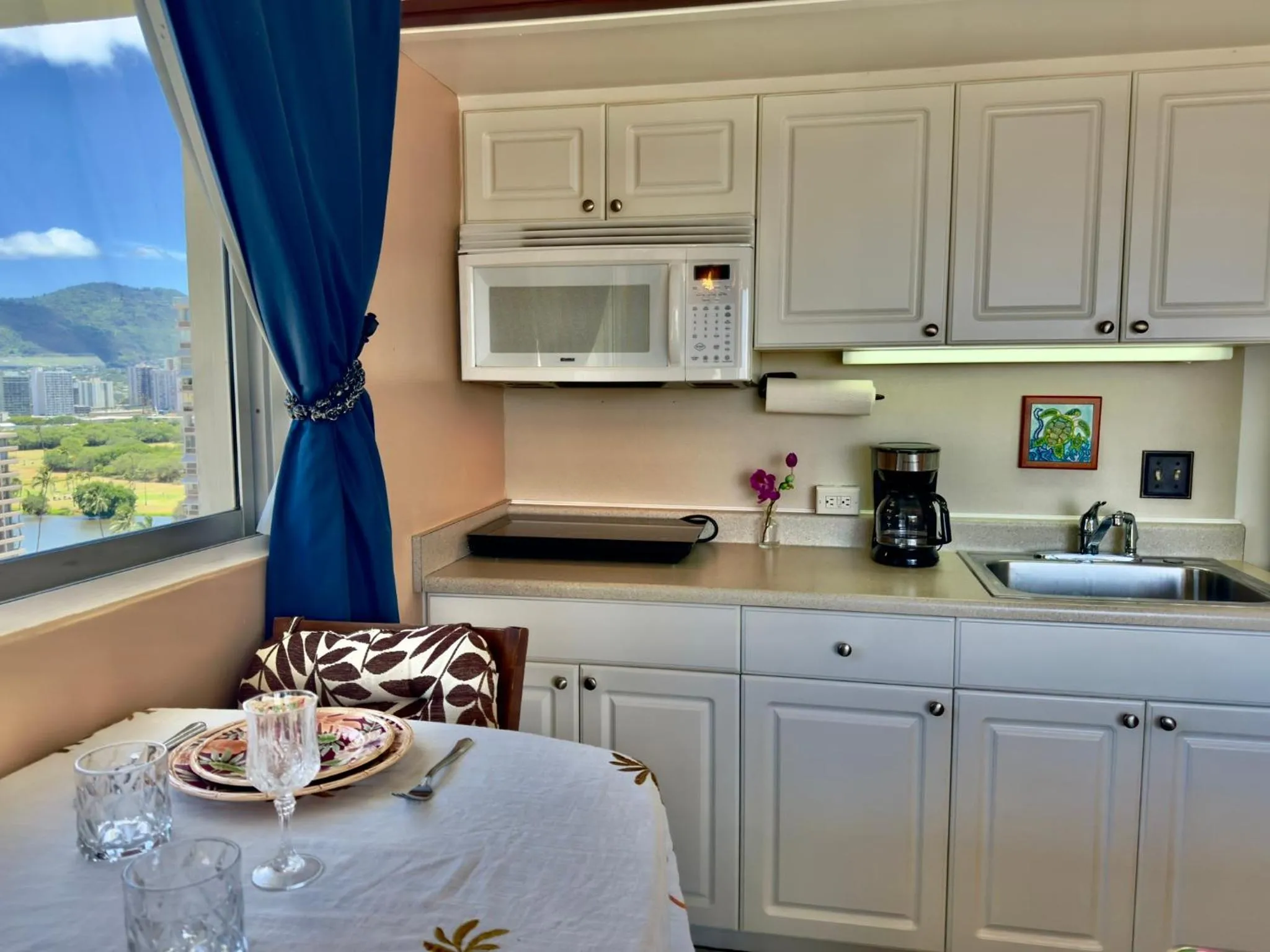 Kitchen or kitchenette in Jenny's Cottage Waikiki