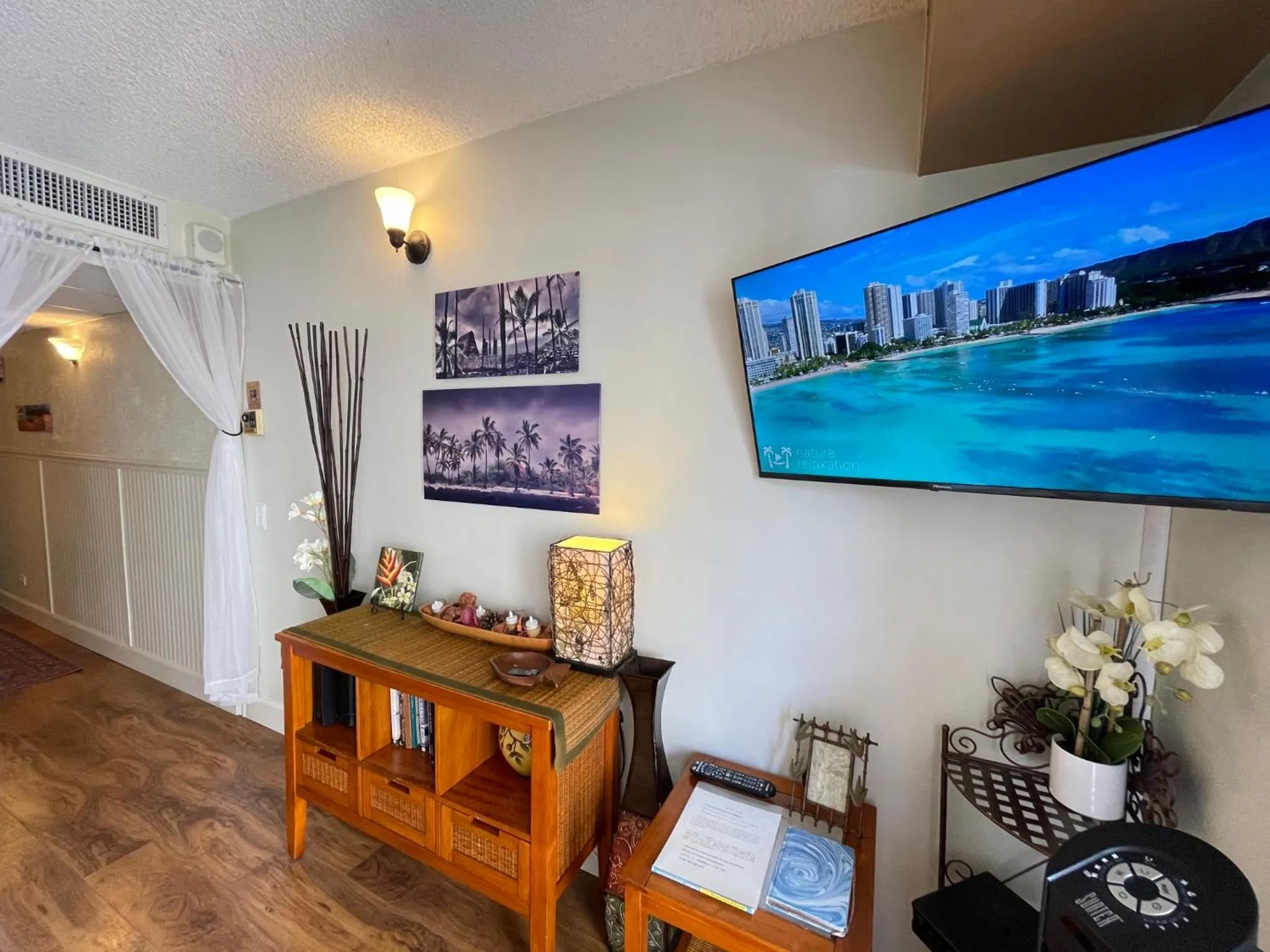 TV and multimedia in Jenny's Cottage Waikiki