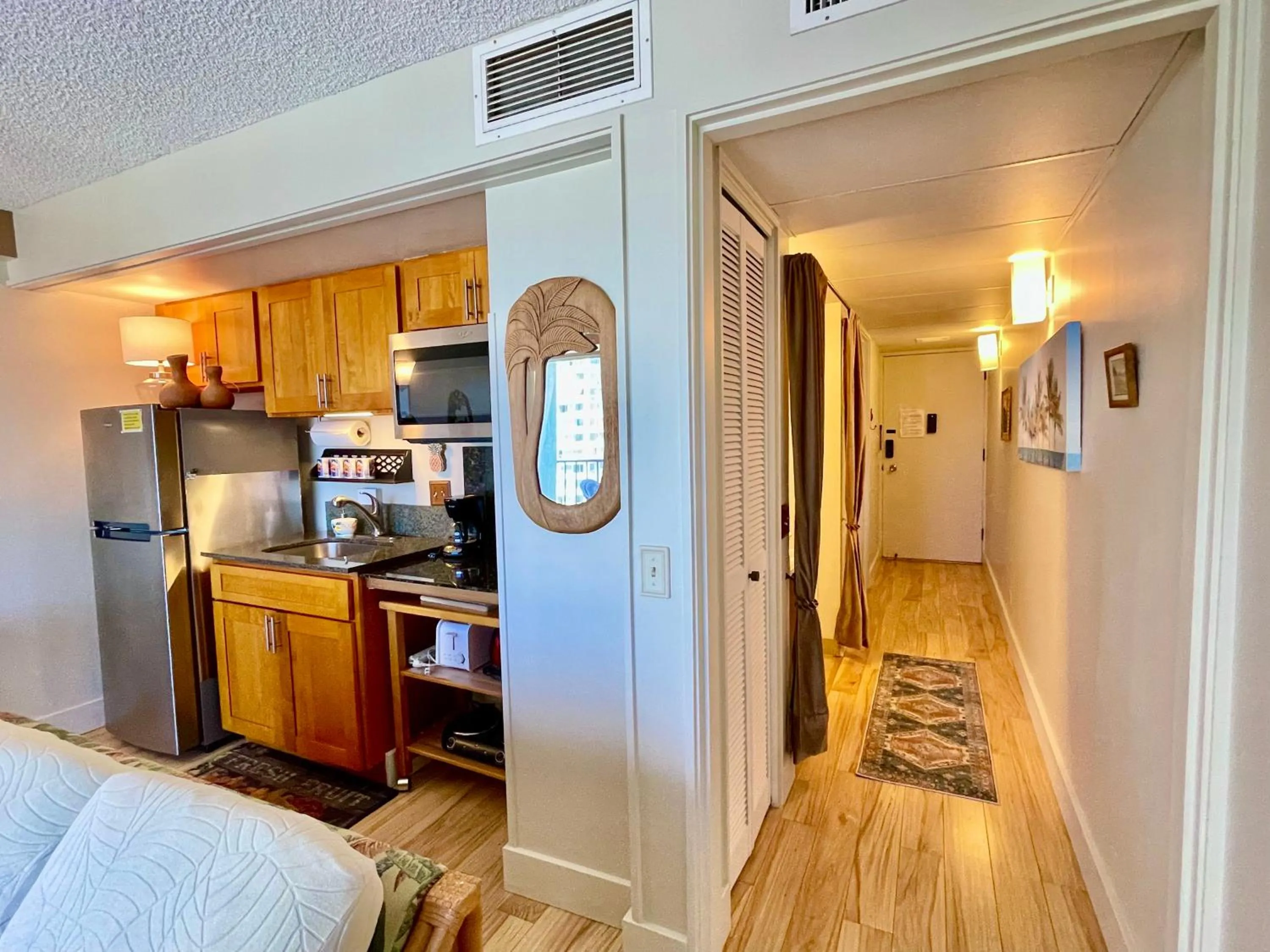 Kitchen or kitchenette in Jenny's Cottage Waikiki