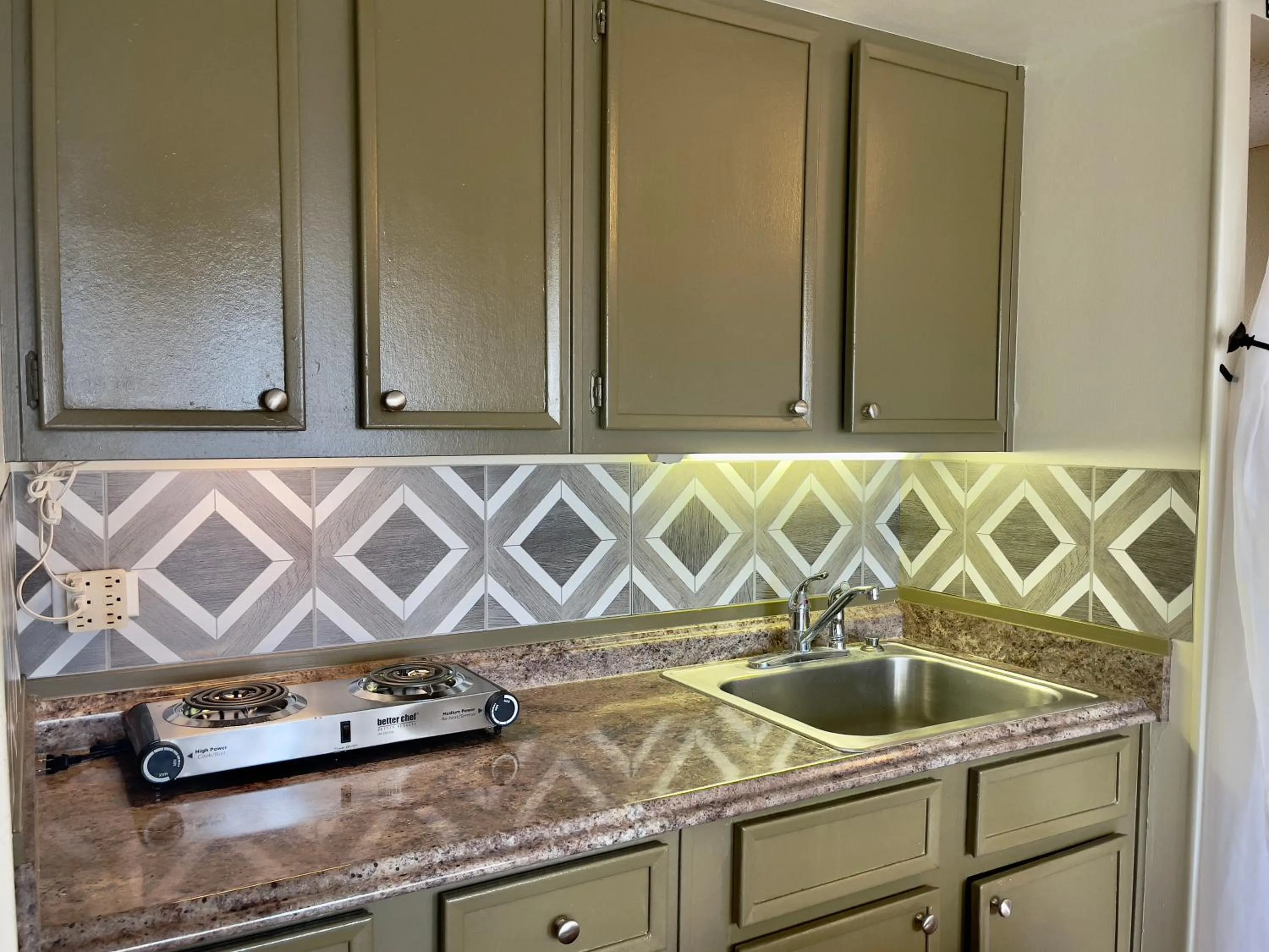 Kitchen or kitchenette in Jenny's Cottage Waikiki