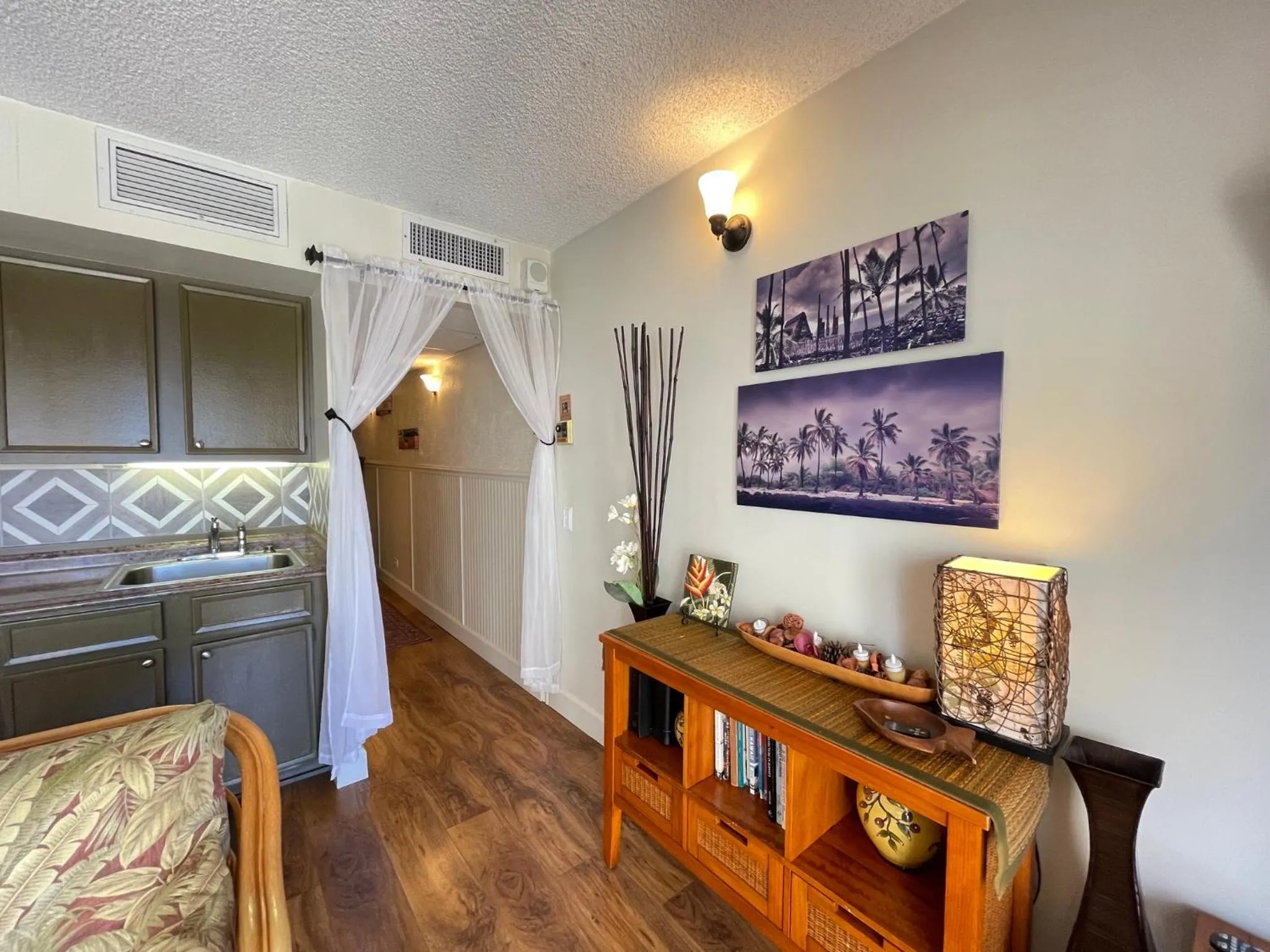 Kitchen or kitchenette in Jenny's Cottage Waikiki