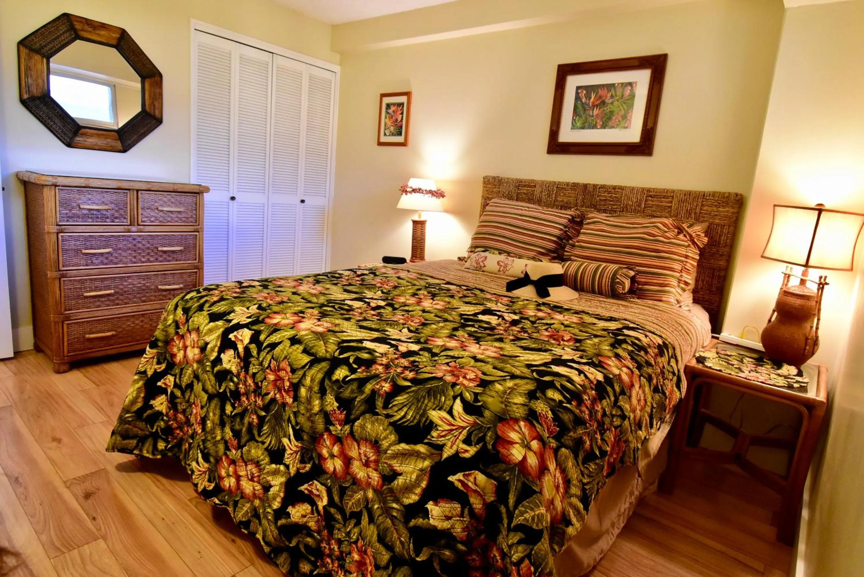 Photo of the whole room, Bed in Jenny's Cottage Waikiki