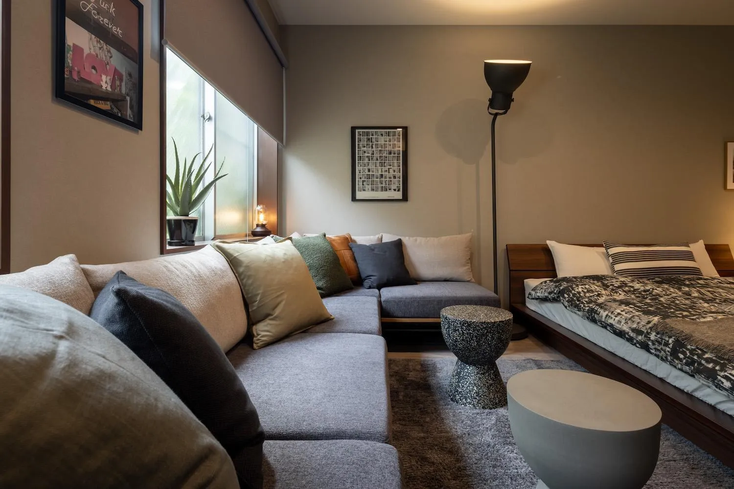 Living room, Bed in Good Neighbors