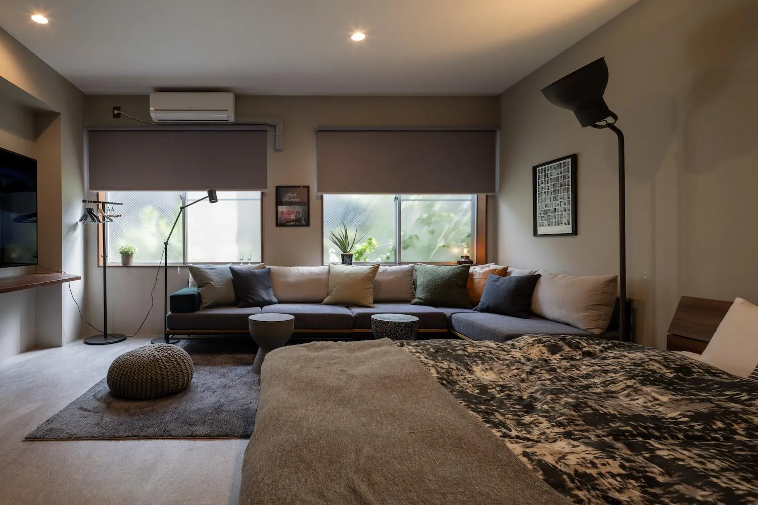 Living room, Bed in Good Neighbors