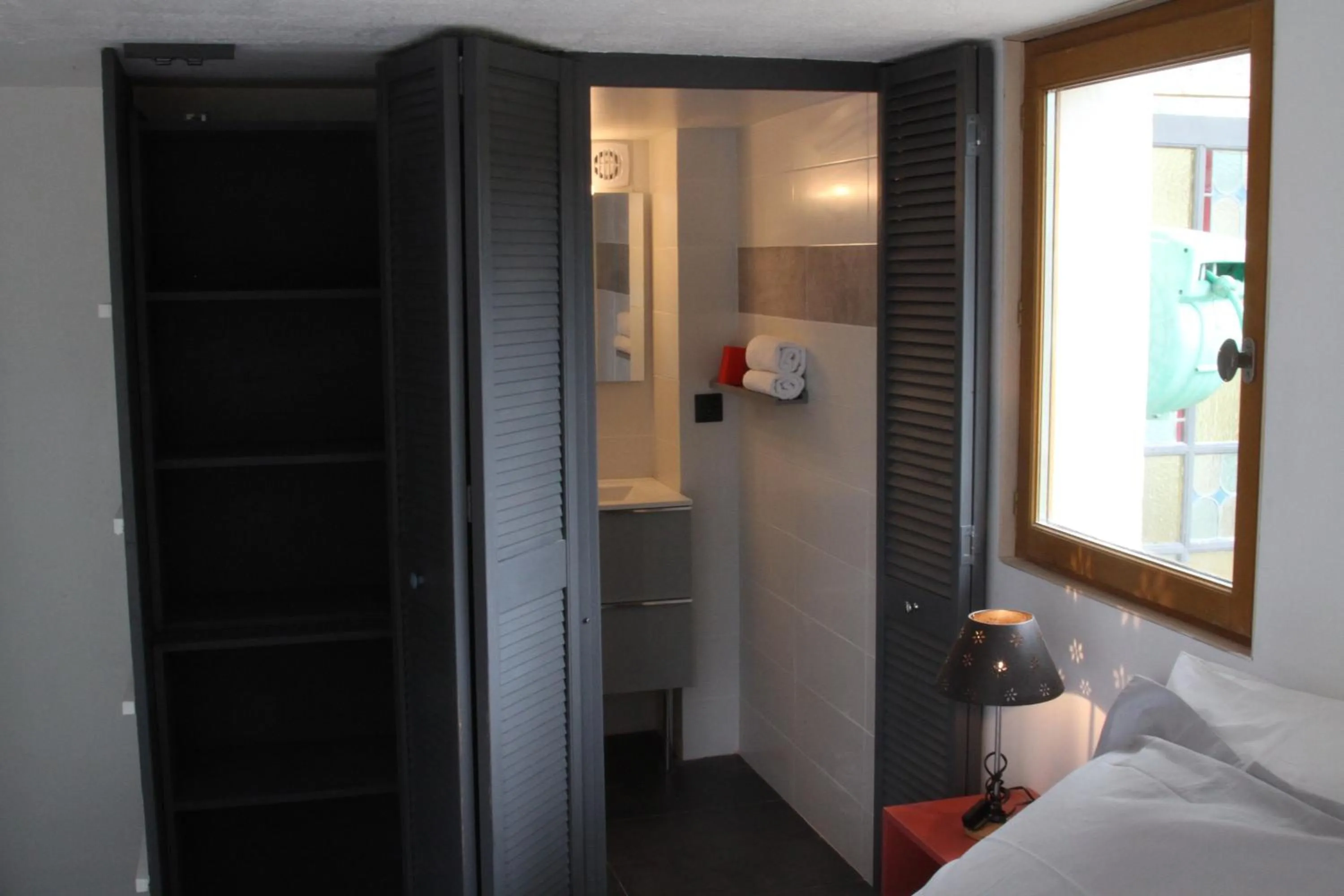 Bathroom, Bed in Inn 4 Bears