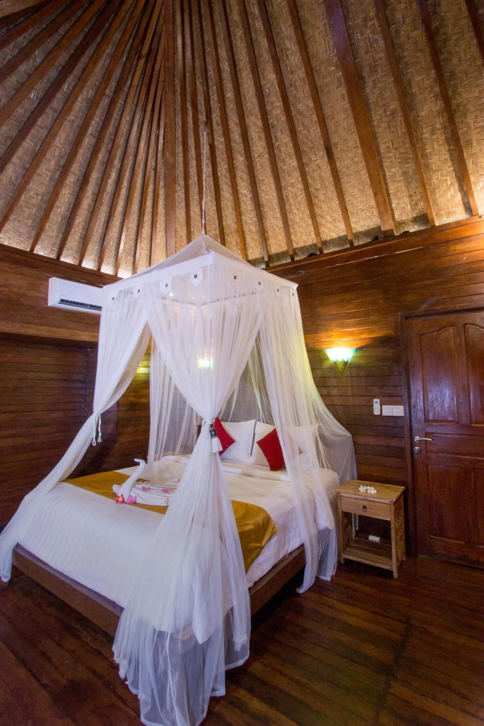Amora Hut's