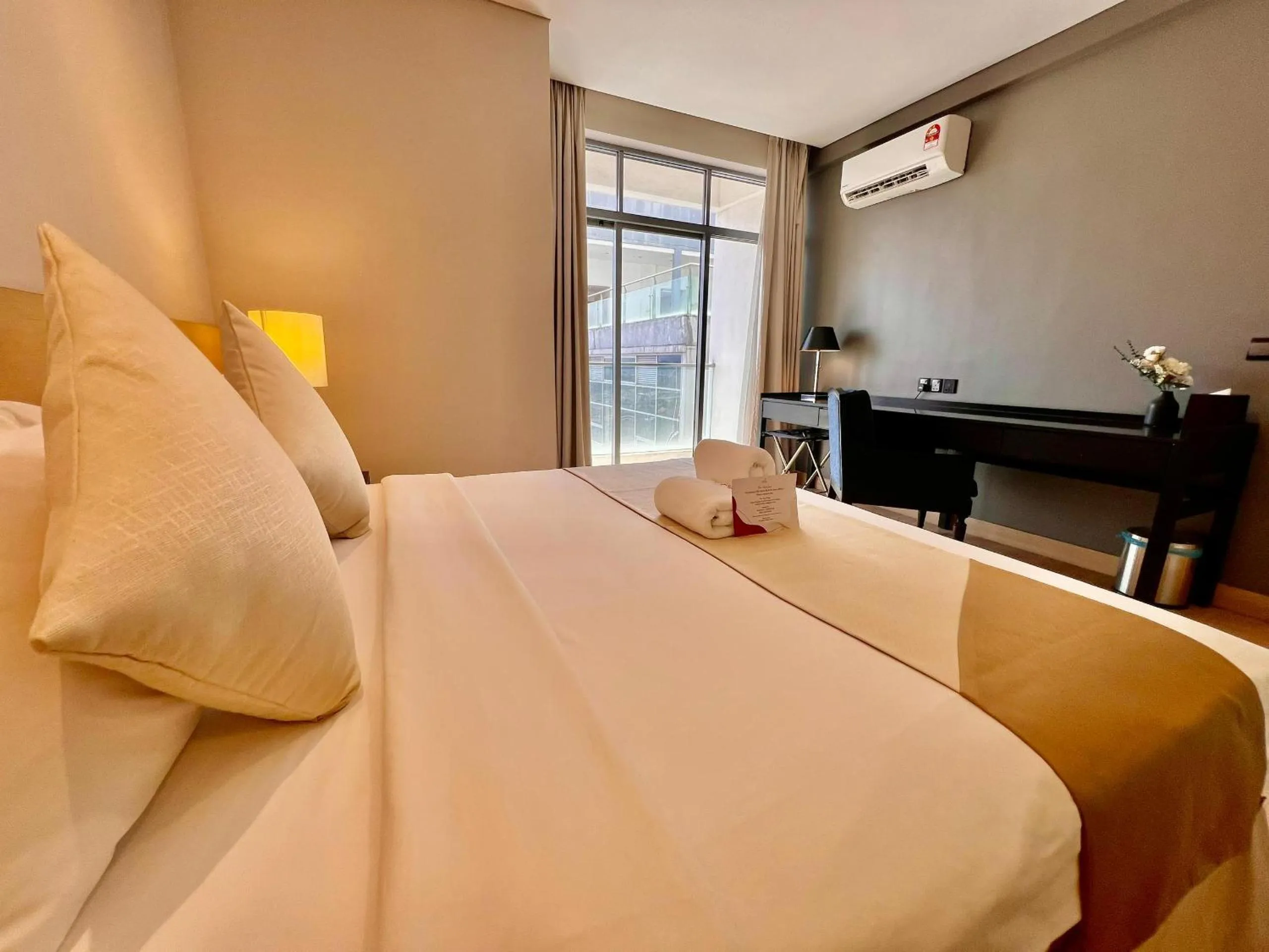 View (from property/room), Bed in ASIA MELAKA HOTEL managed by The Straits Hotel & Suites 马六甲亚逸酒店