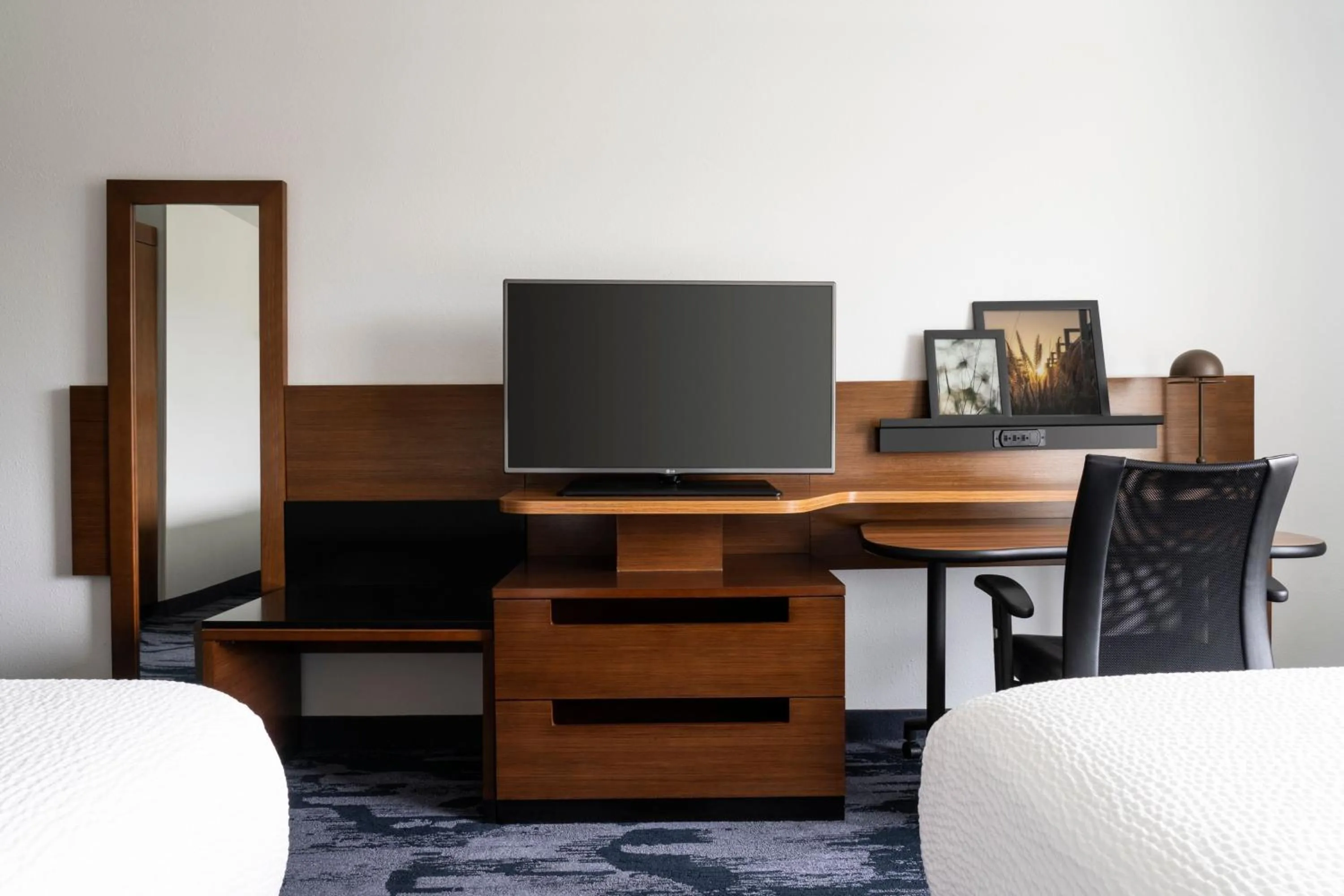 Photo of the whole room, Bed in Fairfield Inn & Suites by Marriott Akron Fairlawn