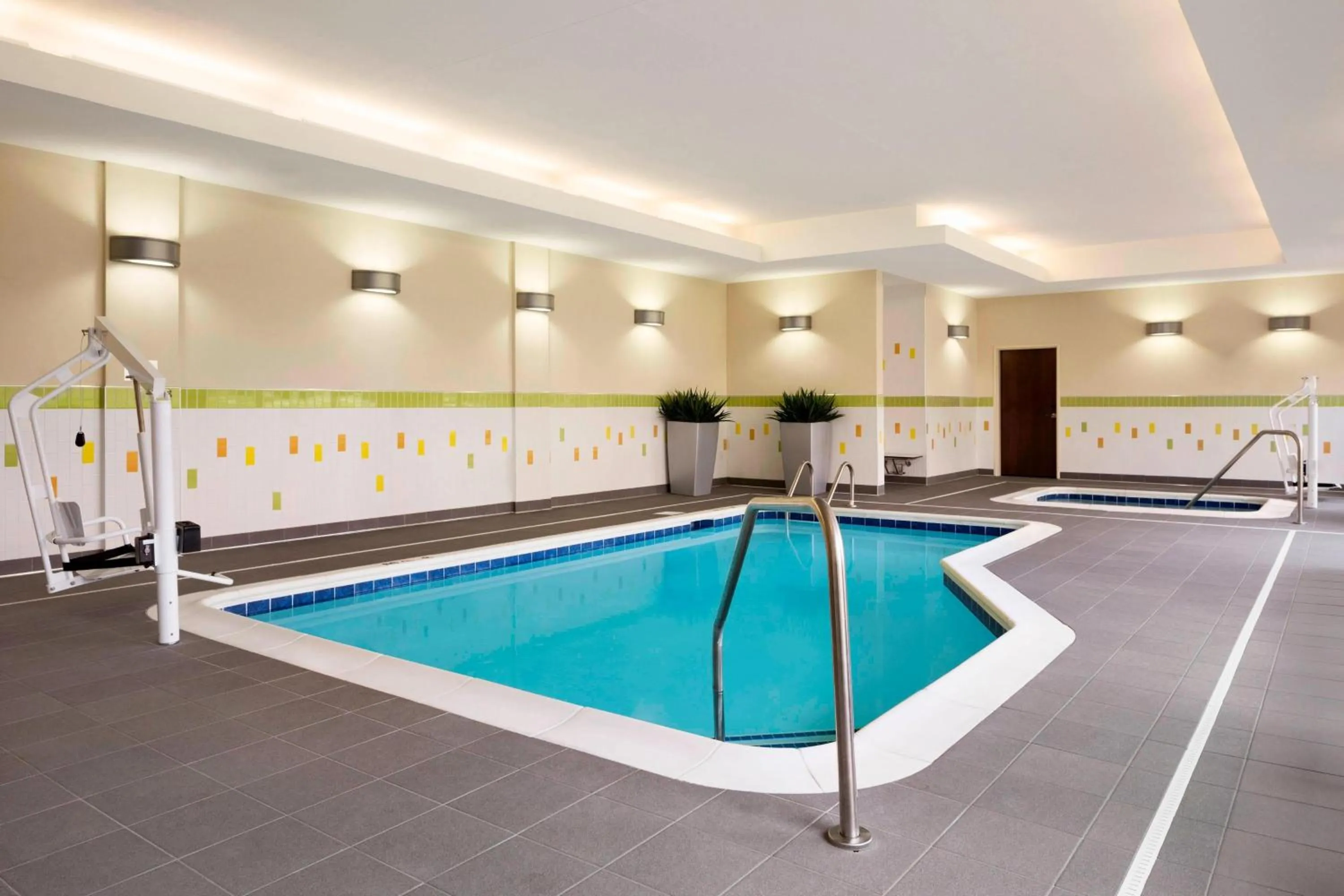 Swimming pool in Fairfield Inn & Suites by Marriott Akron Fairlawn