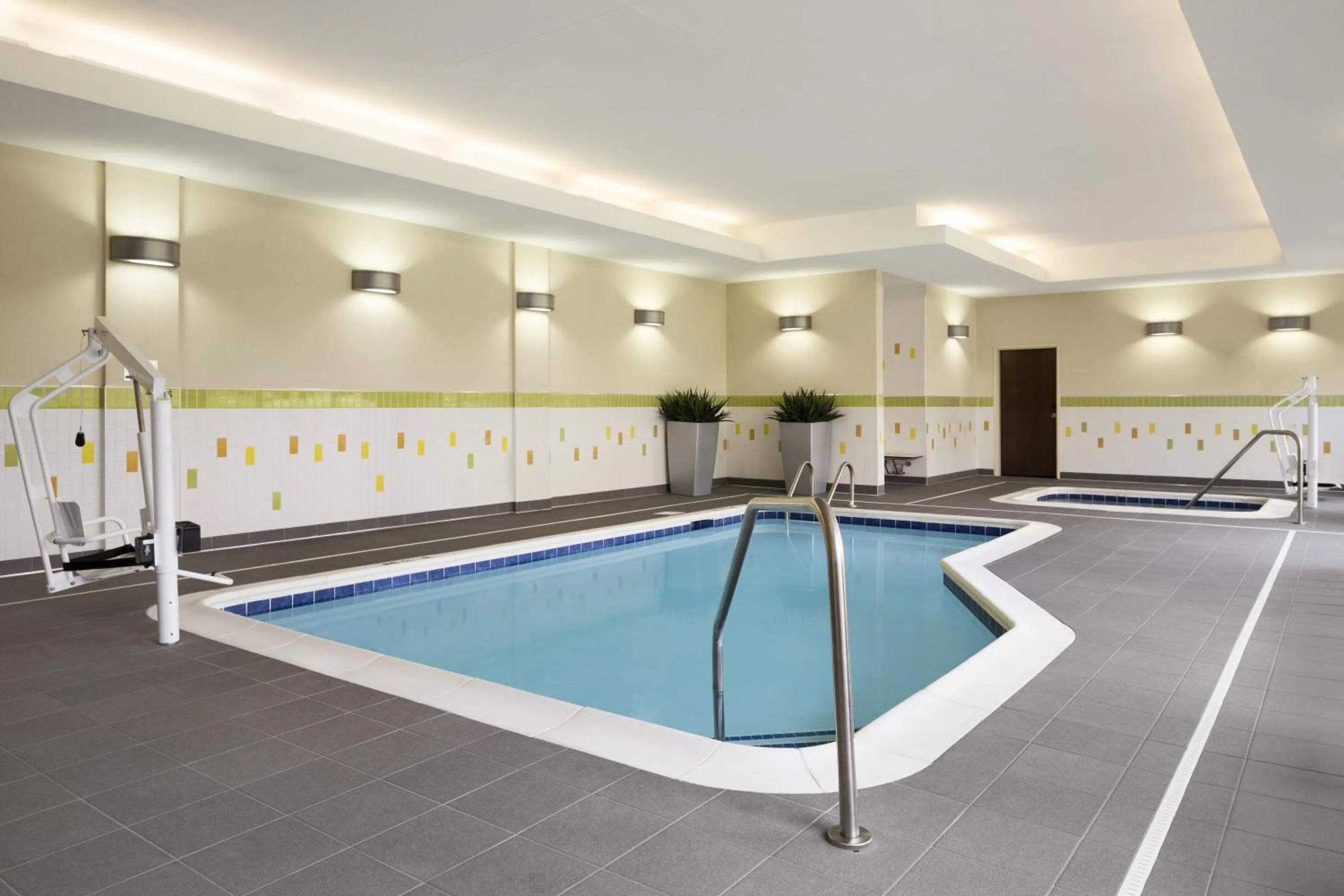 Swimming pool in Fairfield Inn & Suites by Marriott Akron Fairlawn