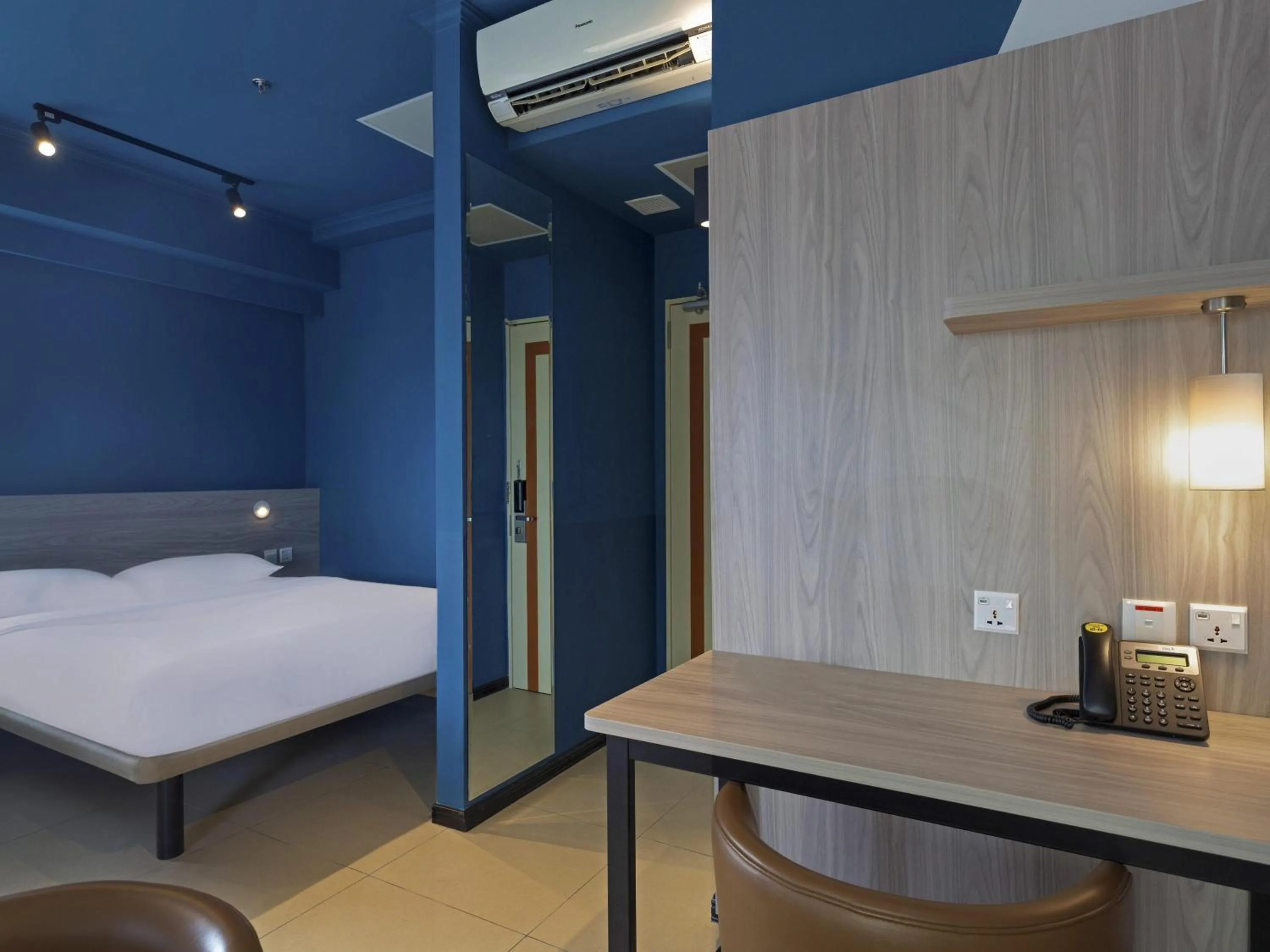 Bedroom, Bed in ibis budget Phnom Penh Riverside